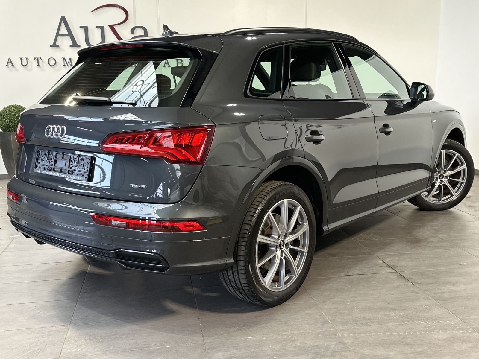 Fahrzeugabbildung Audi Q5 50 TFSI e Qu S-Line Black NAV+LED+20ZO+HEADUP