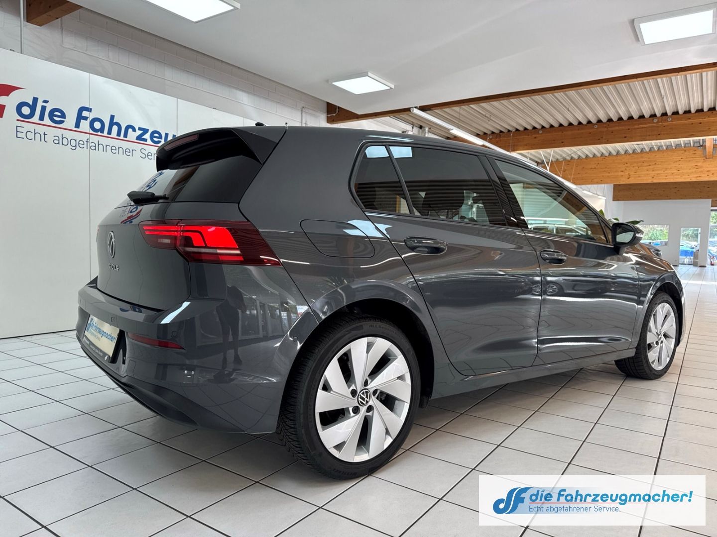 Fahrzeugabbildung Volkswagen Golf VIII 2.0 TDI 110 kW Life Digitales Cockpit