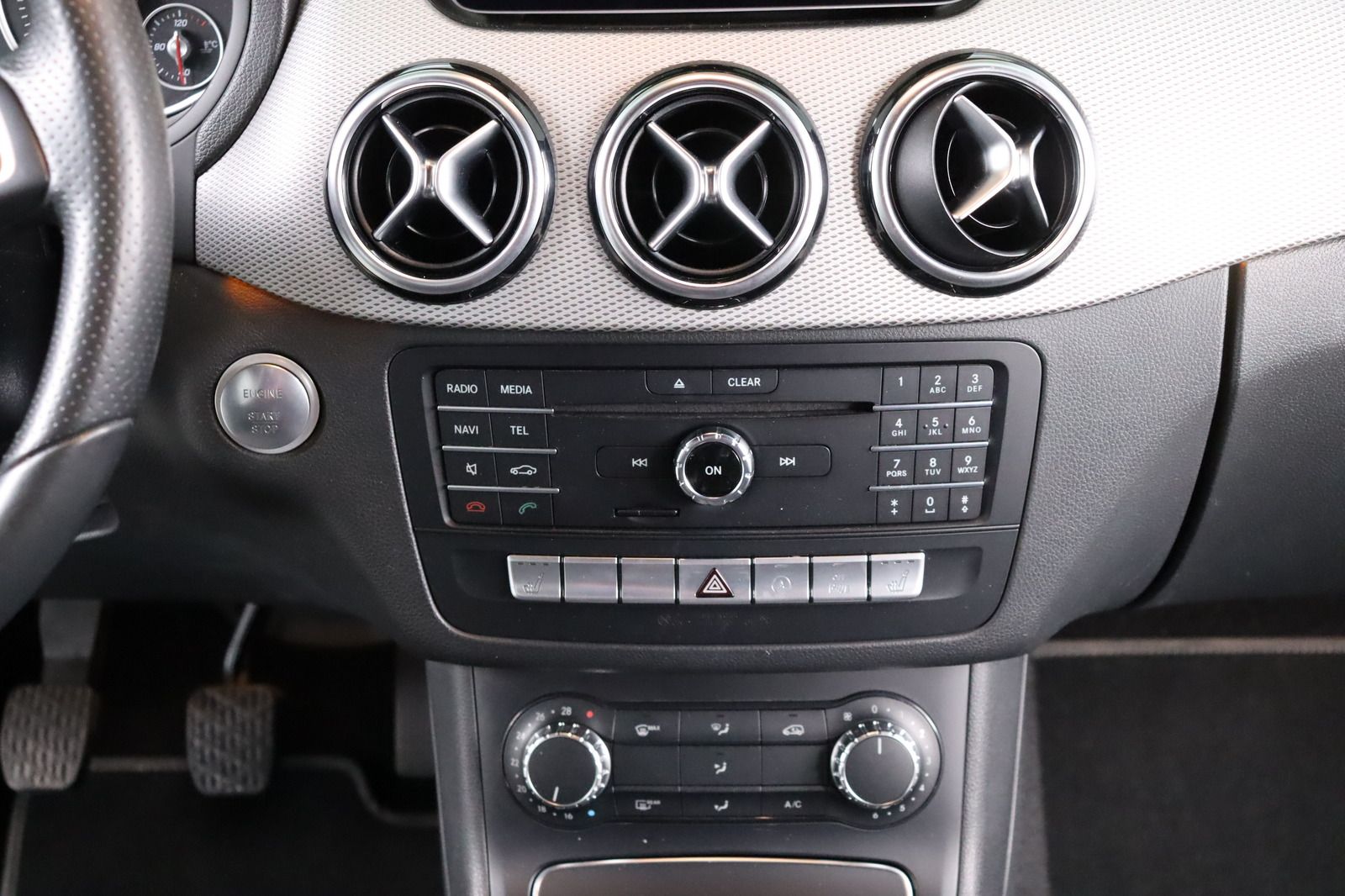 Fahrzeugabbildung Mercedes-Benz B 200 d Sports Tourer * LED * Pano * Edition Urb