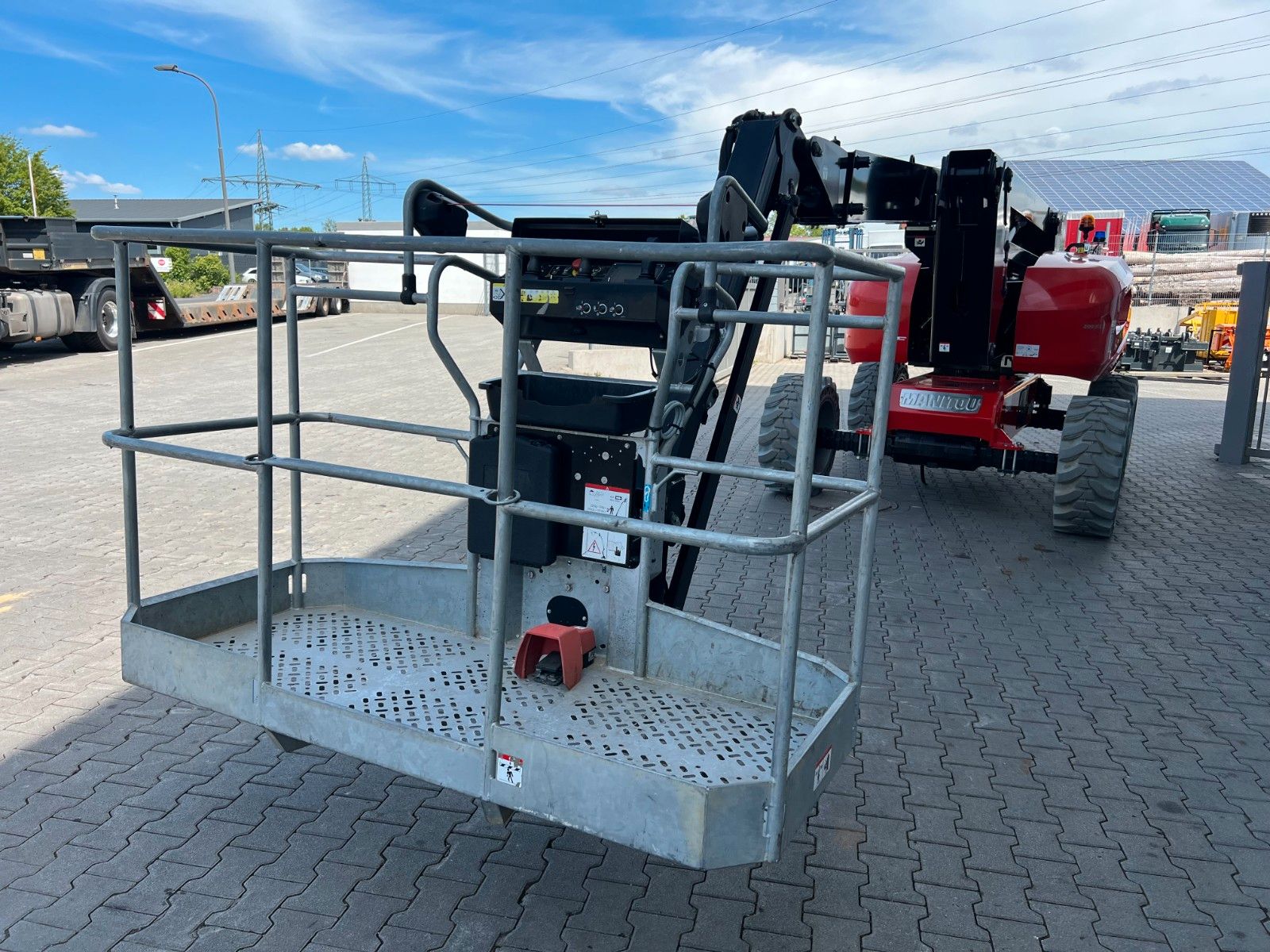 Fahrzeugabbildung Manitou 200 ATJE S1 e-drive / Arbeitshöhe: 20m / 4x4