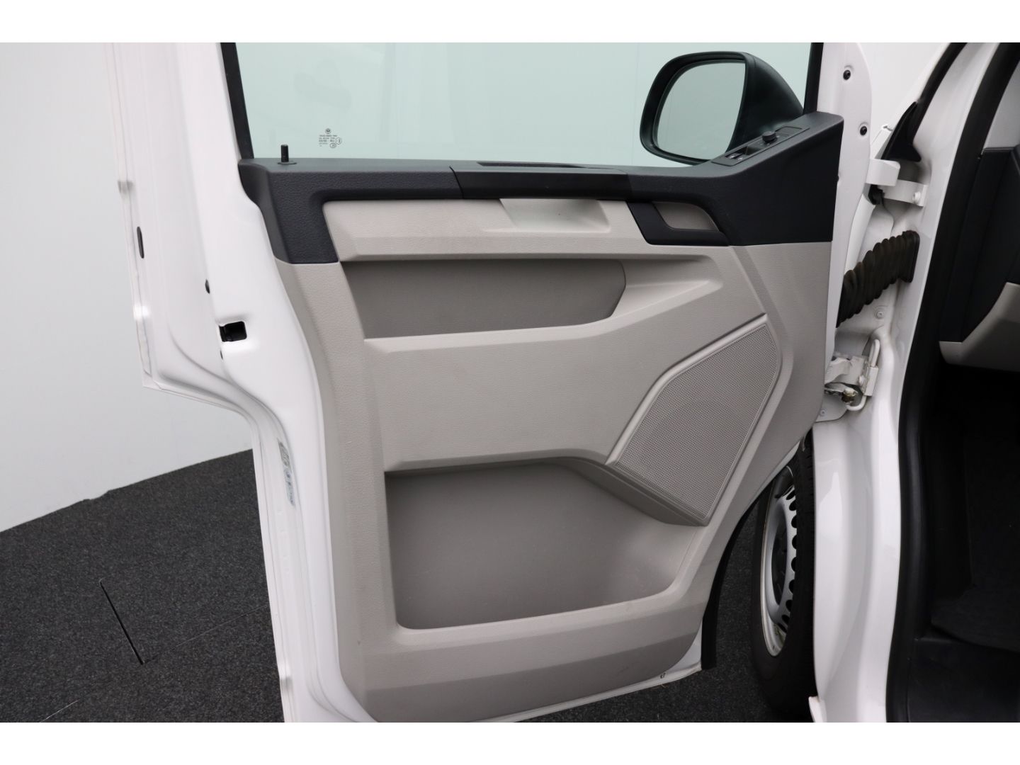 Fahrzeugabbildung Volkswagen T6 Caravelle 2.0 Lang 9-Sitze 2xSchiebetür