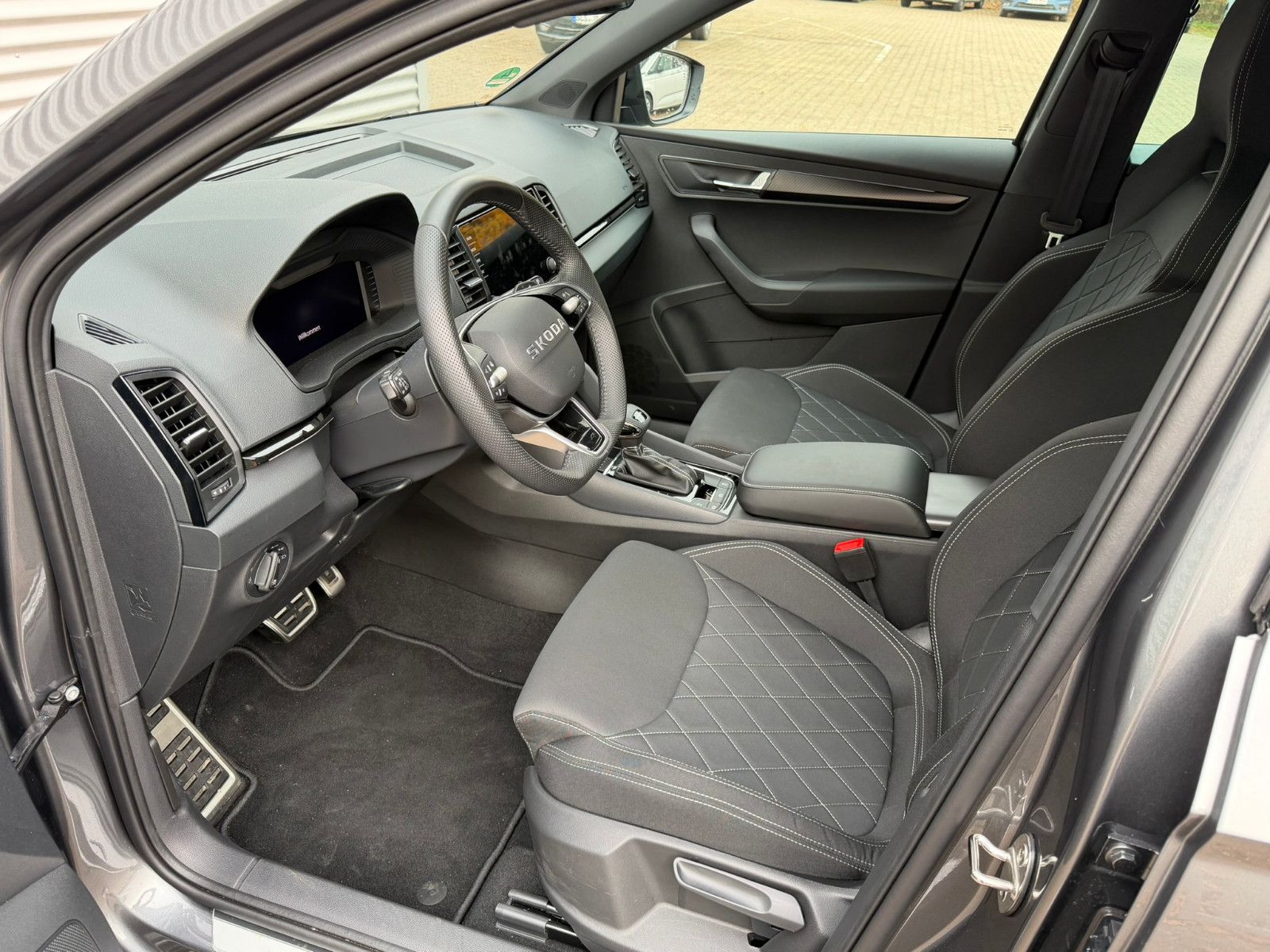 Fahrzeugabbildung SKODA Karoq Sportline 1.5 TSI DSG AHK Navi