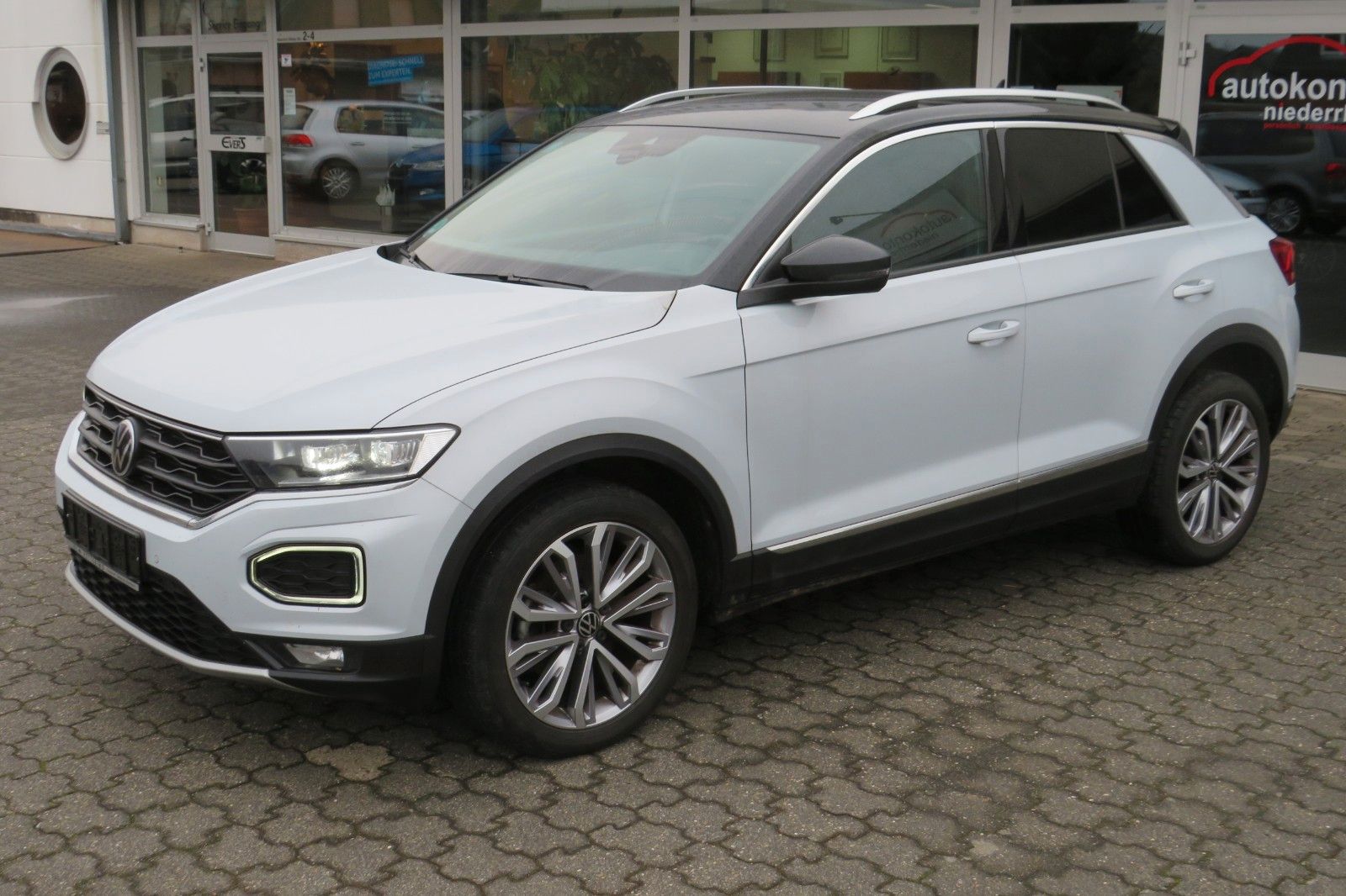 Fahrzeugabbildung Volkswagen T-Roc Sport R-LINE PANO 18`LED NAVI APP 1.HD