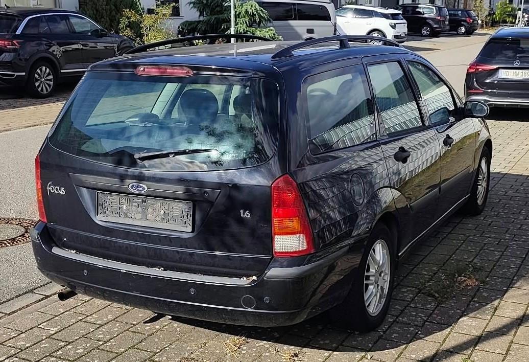 Ford Focus 2004 — rear view