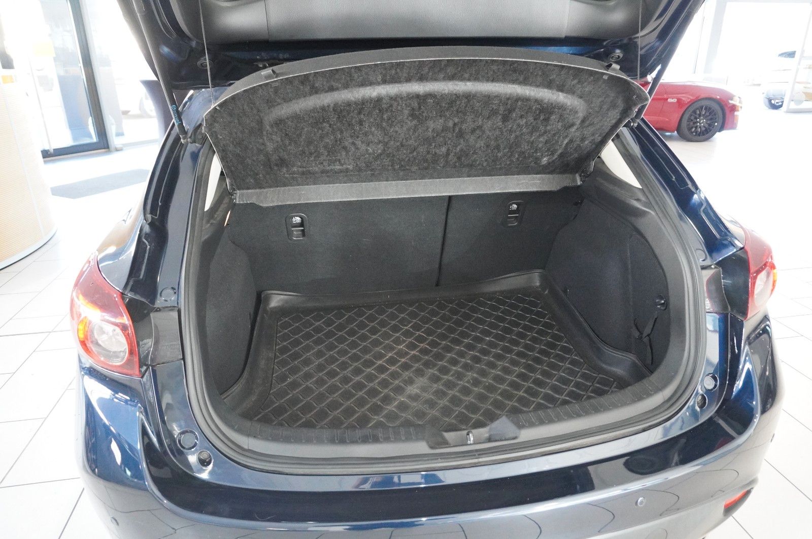 Fahrzeugabbildung Mazda 3 Lim. 2.0 SKYACTIVE VISION KLIMA/SHZ/PDC/TEMP.