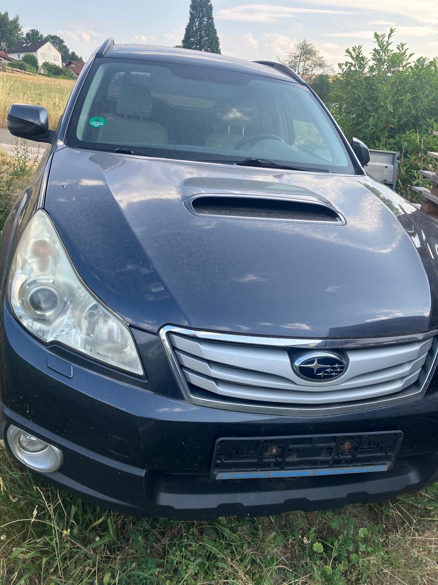 Subaru Outback 2012 — rear view