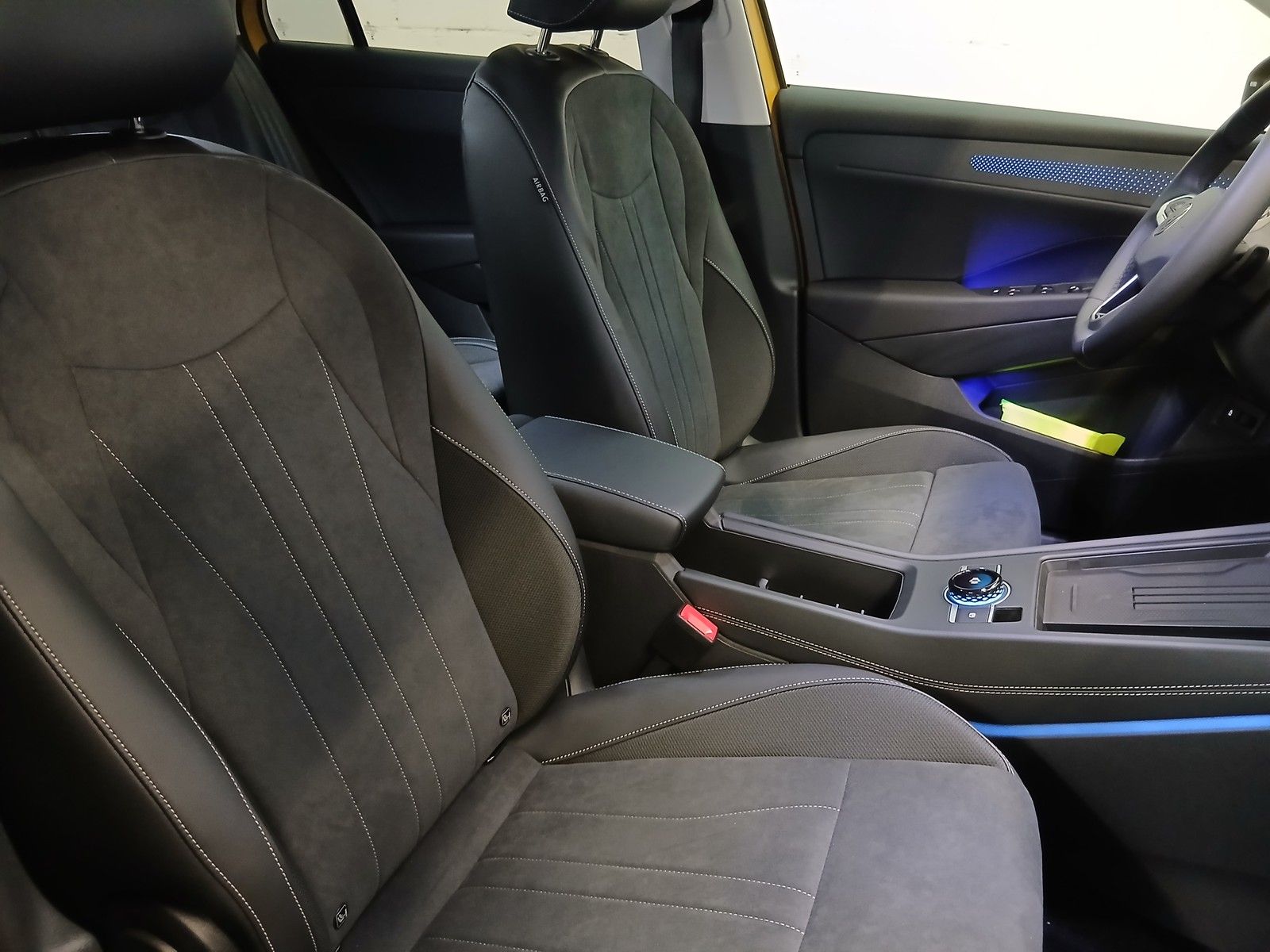 Fahrzeugabbildung Volkswagen T-Roc Style 1.5 eTSI DSG +AHK+Keyless +Easy-Open