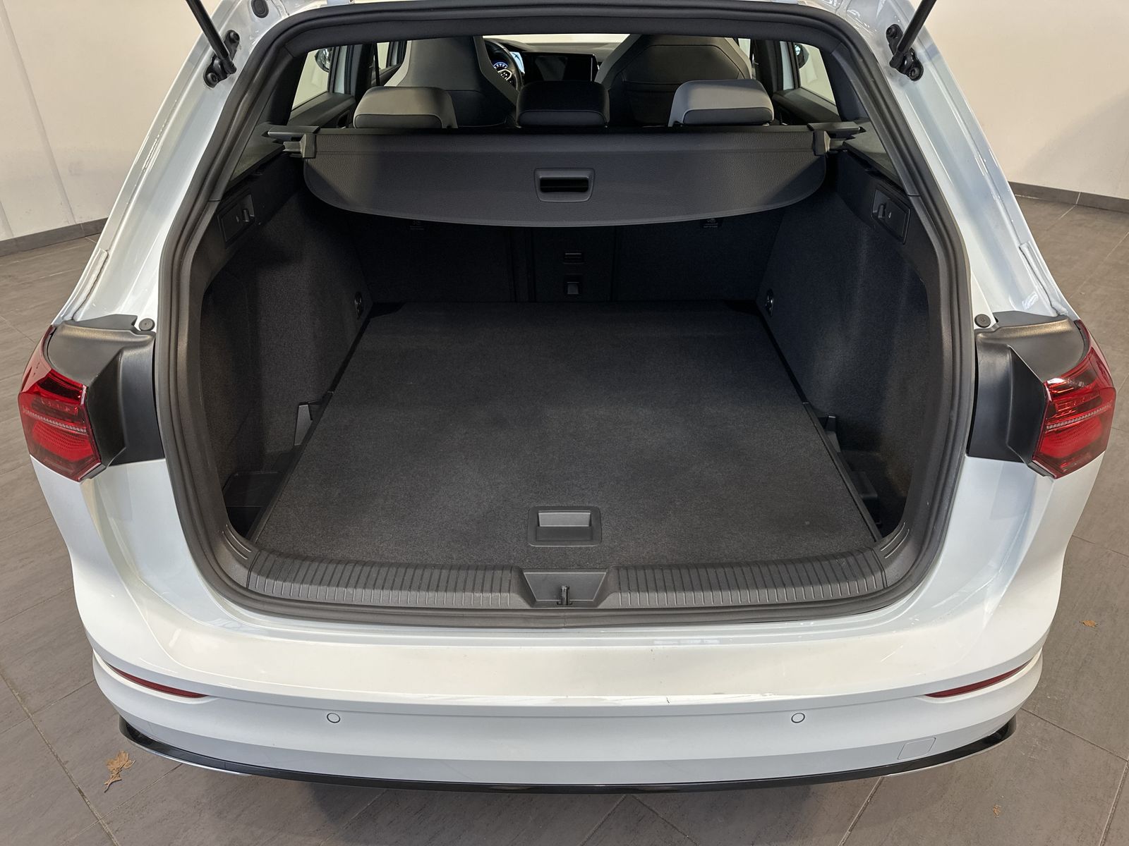 Fahrzeugabbildung Volkswagen Golf Variant R-Line NAV+IQ-LIGHT+AHK+PANO+KAM+VC