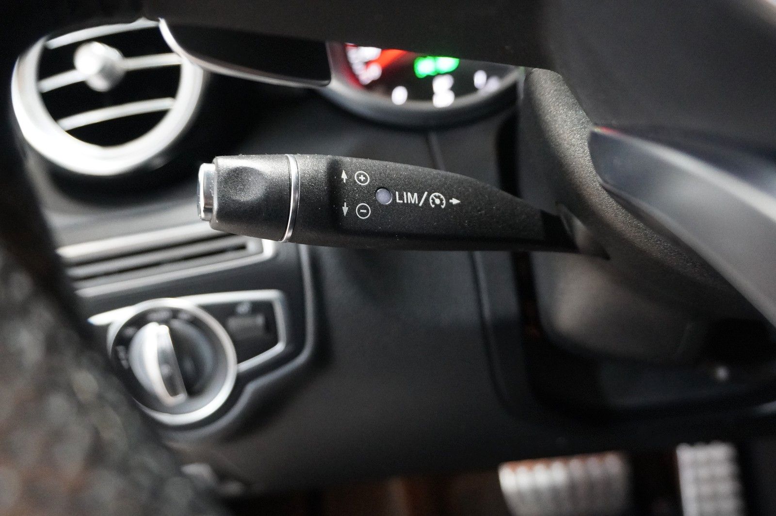 Fahrzeugabbildung Mercedes-Benz C 200 LIM. AMG LINE NAVI/LED/KAMERA/SH/SPORT/AHK