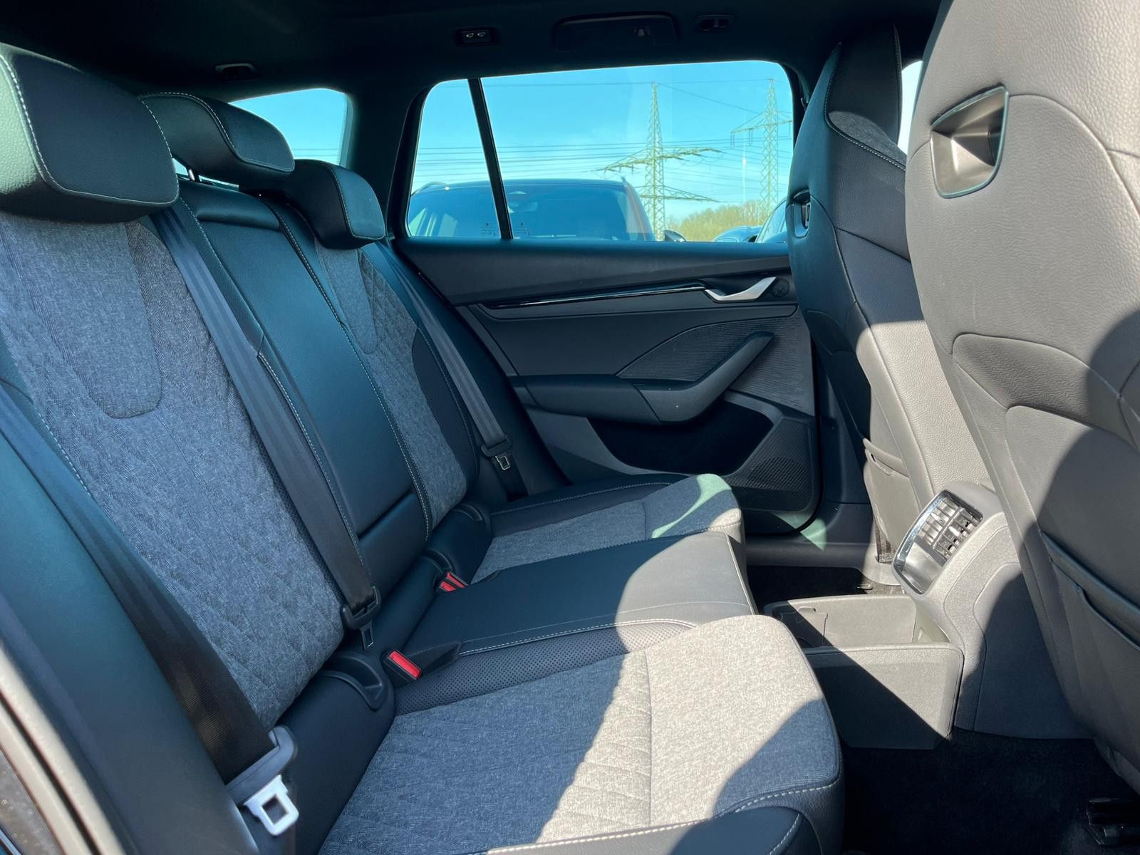 Fahrzeugabbildung SKODA Octavia 1.5 DSG Sportline PANO*MATRIX*AHK*5J.GAR