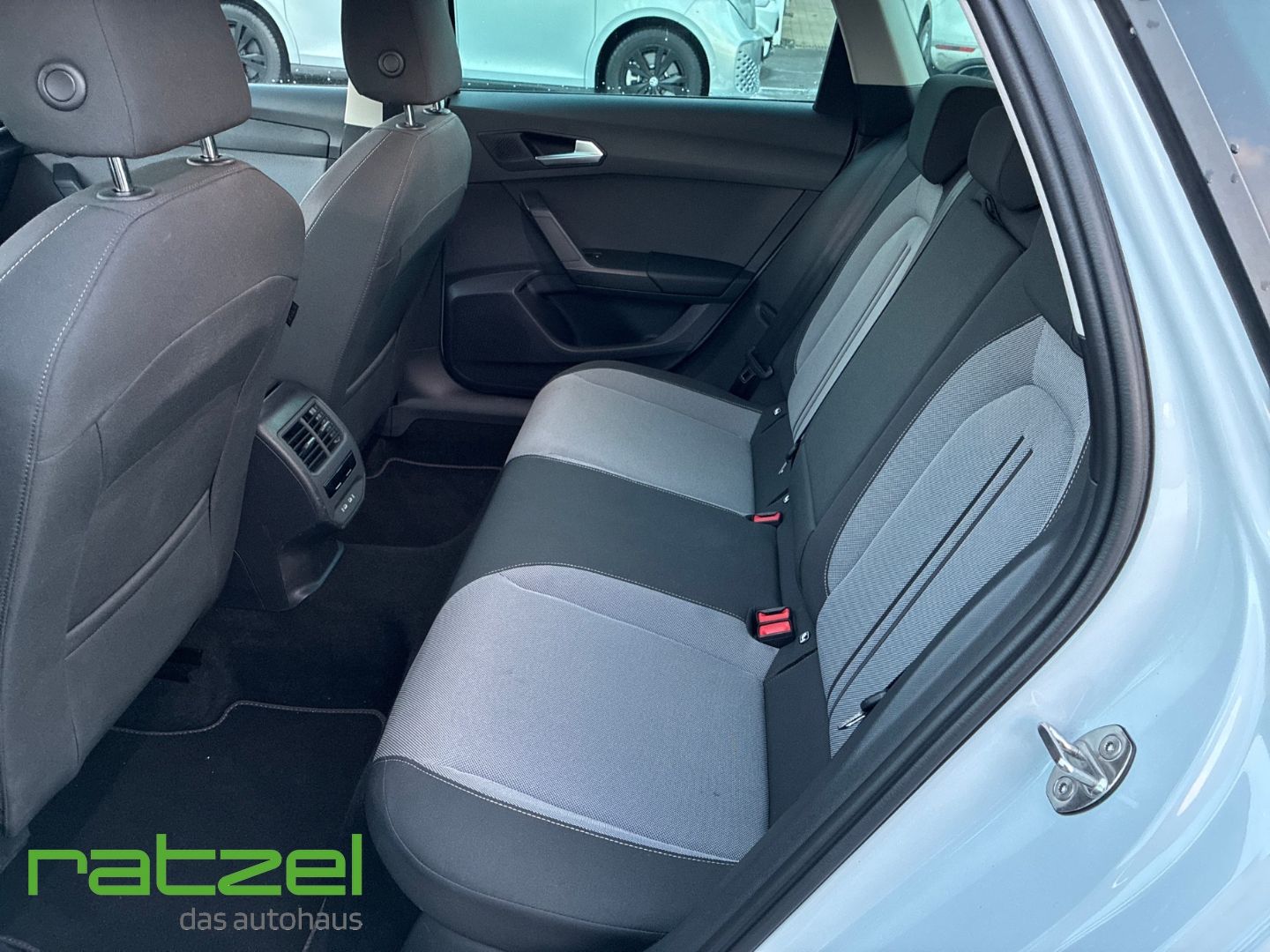 Fahrzeugabbildung SEAT Leon Sportstourer STYLE 1.5 eTSI DSG+PDC+LED+SHZ