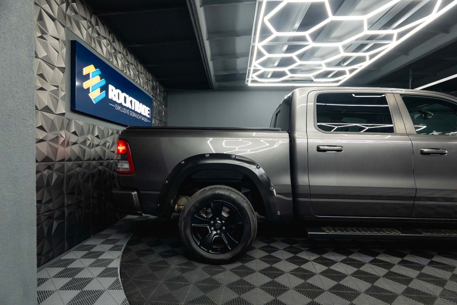 Fahrzeugabbildung Dodge RAM 5.7 V8 HEMI 4x4 LPG BRC Offroad Night-Paket