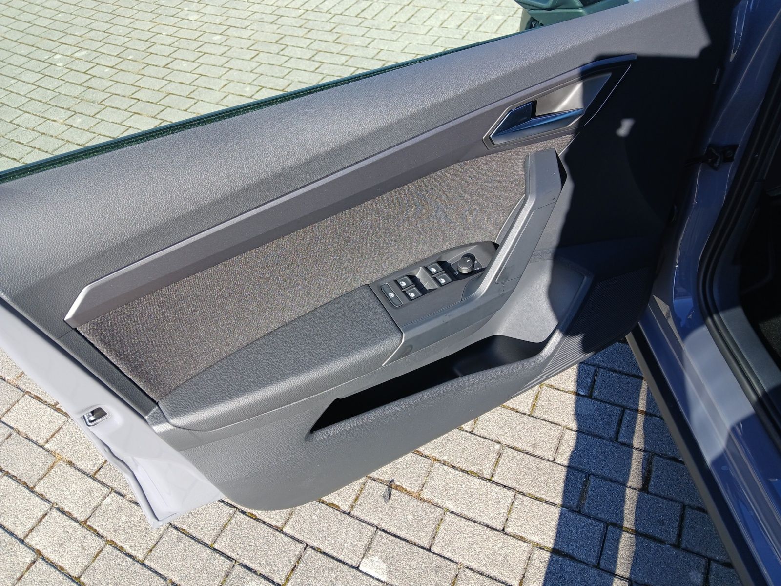 Fahrzeugabbildung SEAT Arona TSI FR Black Edition DSG LED Navi AID ACC