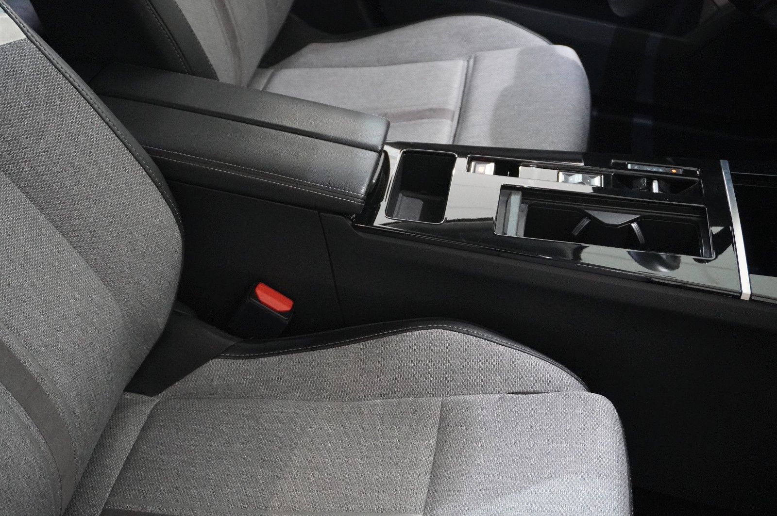Fahrzeugabbildung Opel Astra L Lim. 1.2T ELEGANCE NAVI/LED/KAMERA/SPORT
