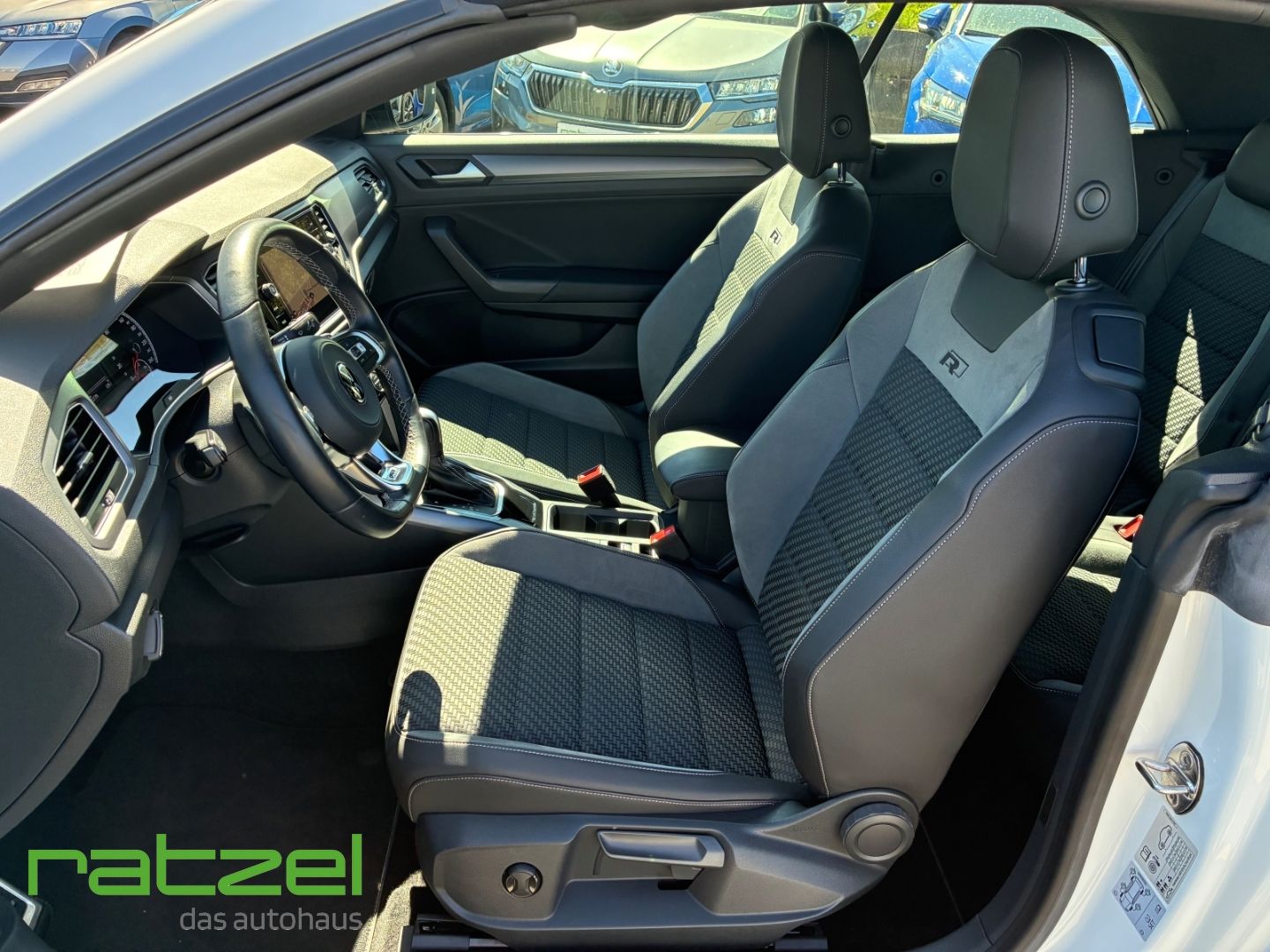 Fahrzeugabbildung Volkswagen T-Roc Cabriolet R-Line 1.5 TSI DSG Navi App Conn