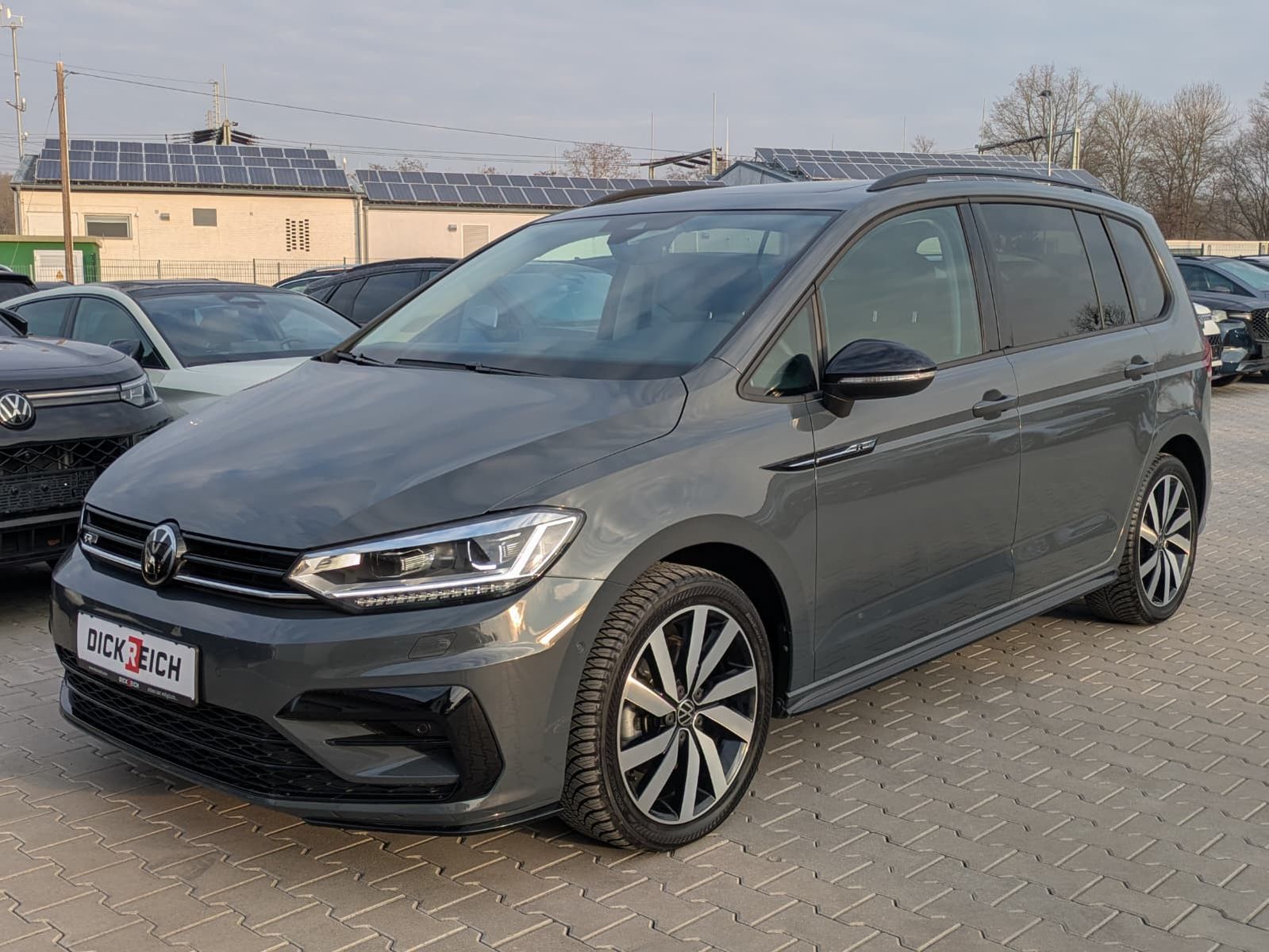Fahrzeugabbildung Volkswagen Touran 2.0 DSG R-Line High BLACK Pano 7Si IQ AHK