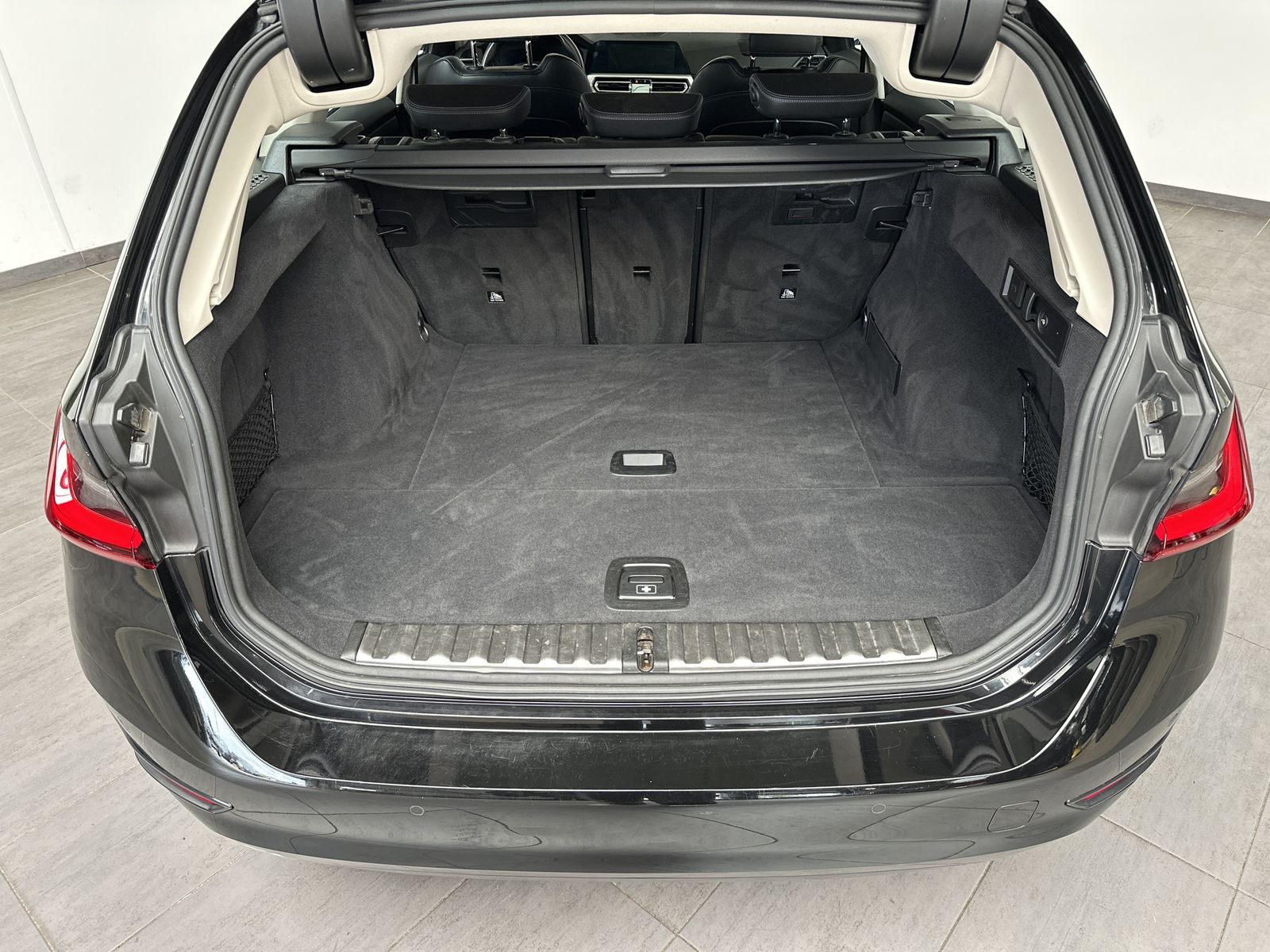 Fahrzeugabbildung BMW 320d Touring xDrive Sport-Line NAV+LED+AHK+PANO