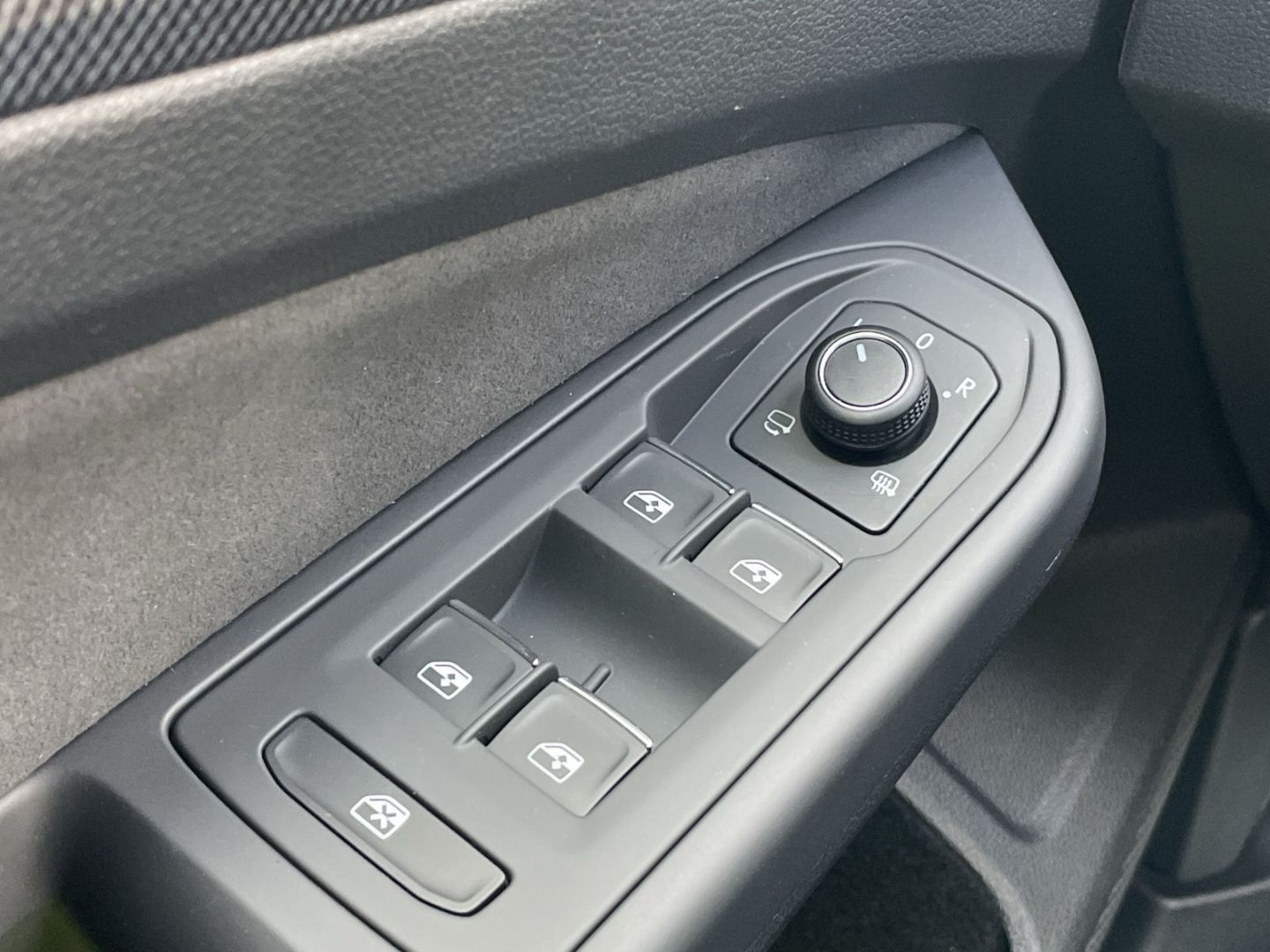 Golf VIII 1.5 eTSI DSG R-Line AHK/360°Kamera/HUD