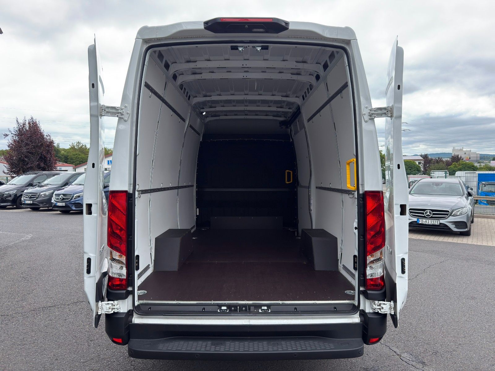 Fahrzeugabbildung Iveco Daily 35S14 V ASC Kastenwagen