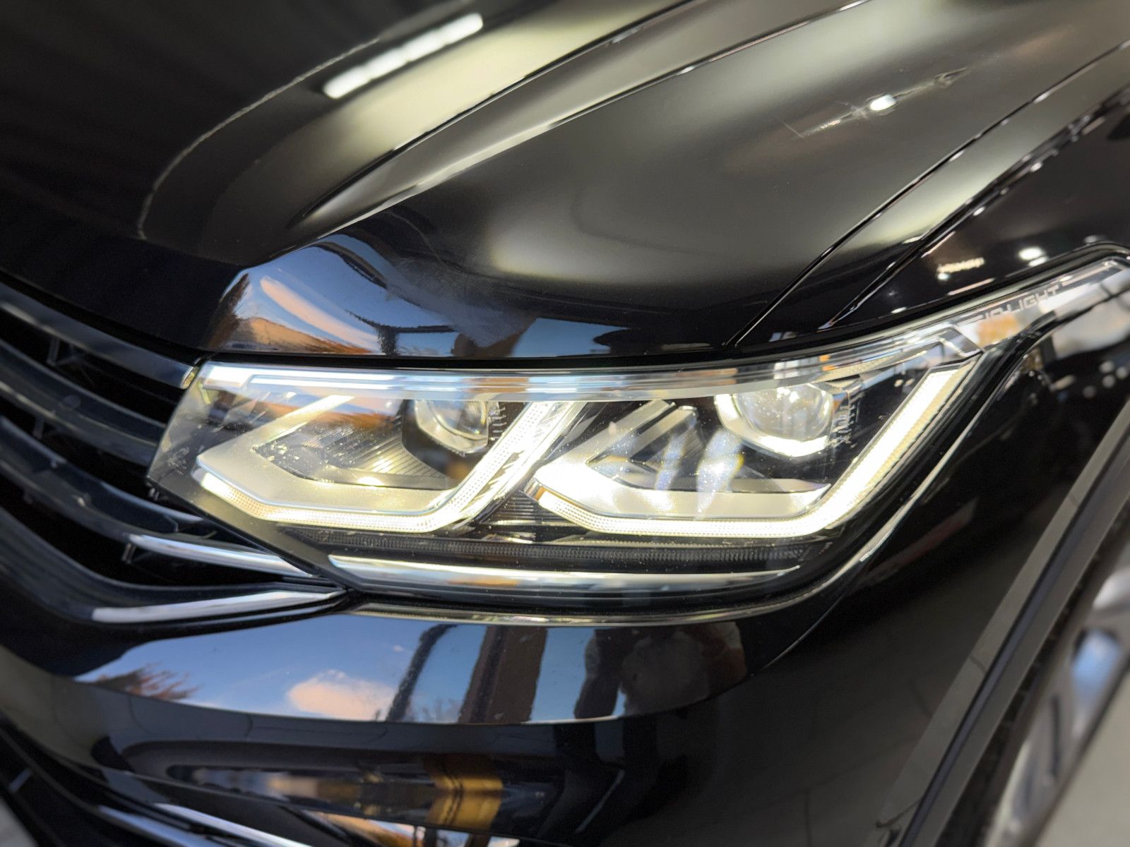 Fahrzeugabbildung Volkswagen Tiguan R-Line 4Motion|PANORAMA|360°-KAMERA|ACC