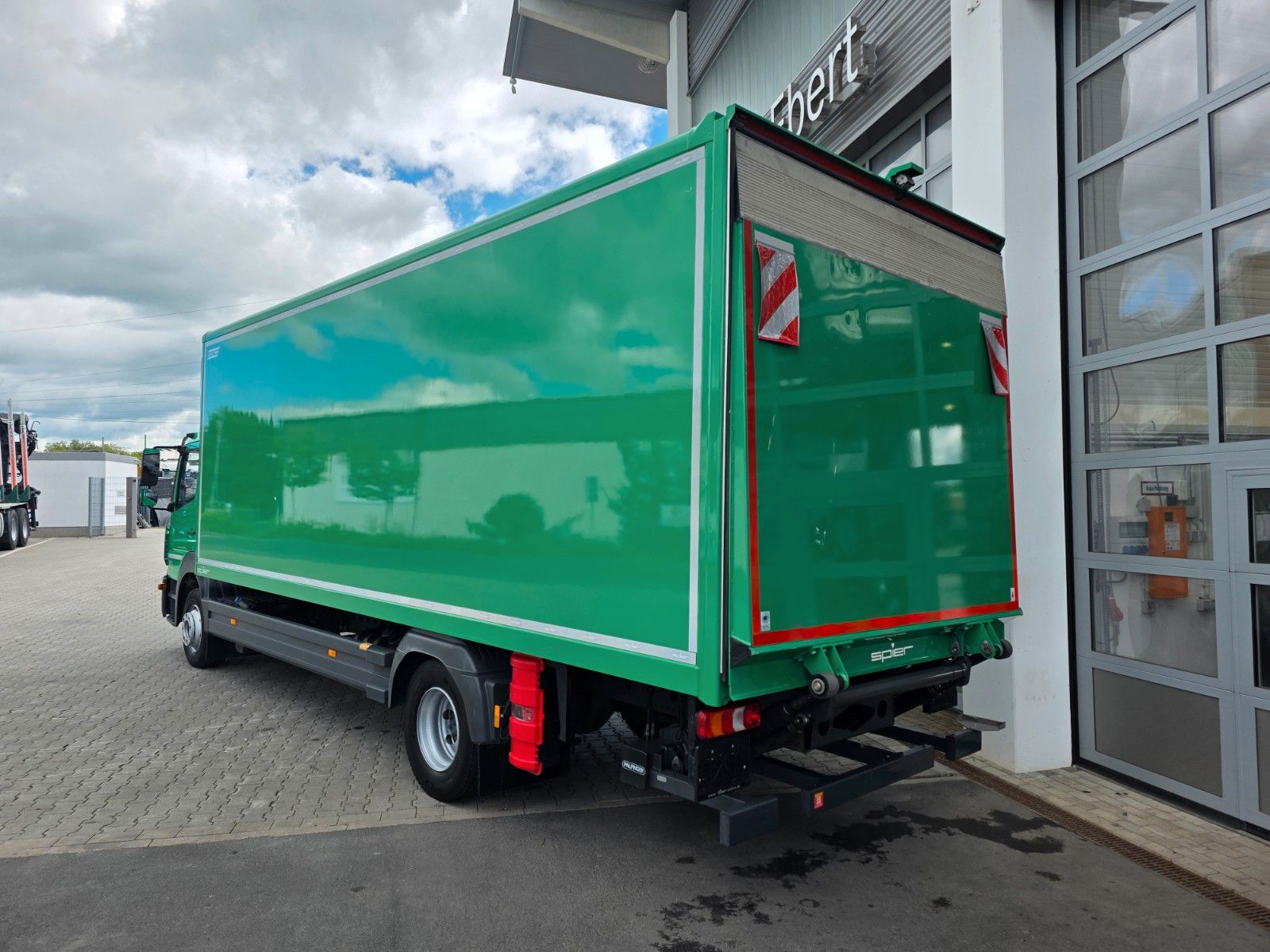 Fahrzeugabbildung Mercedes-Benz Atego 1524 L LBW 2.000kg Tür Kamera Spoiler