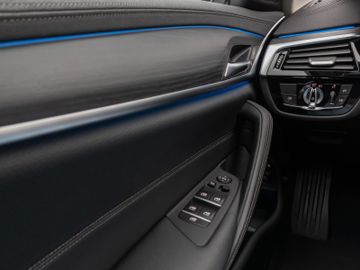 Fahrzeugabbildung BMW 530e Tour Luxury Line HiFi Pano AHK Kamera DAB