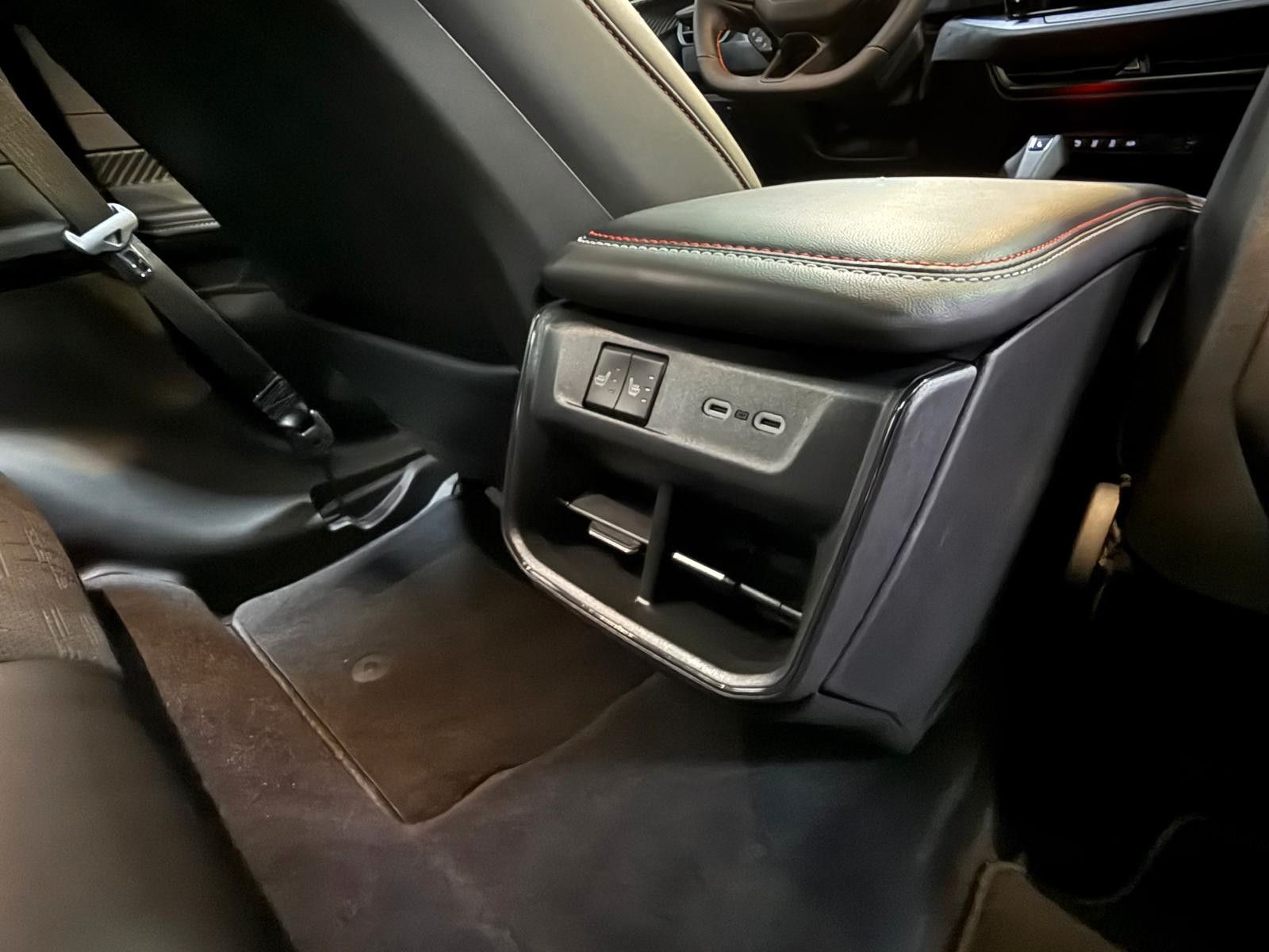 Fahrzeugabbildung Dodge CHARGER 4DR -LAUNCH EDITION-SIXPACK-CARBON-AWD