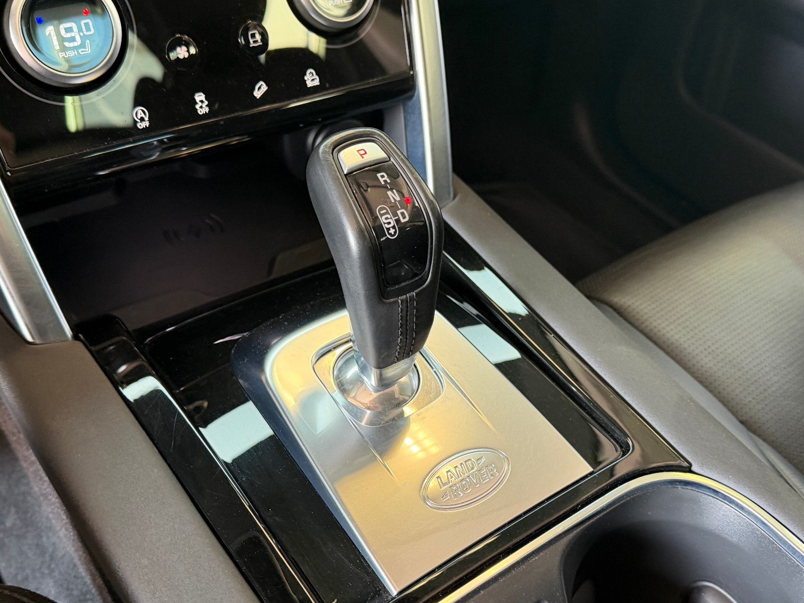 Fahrzeugabbildung Land Rover Discovery Sport S /PANORAMA/HUD/KAMERA/ACC