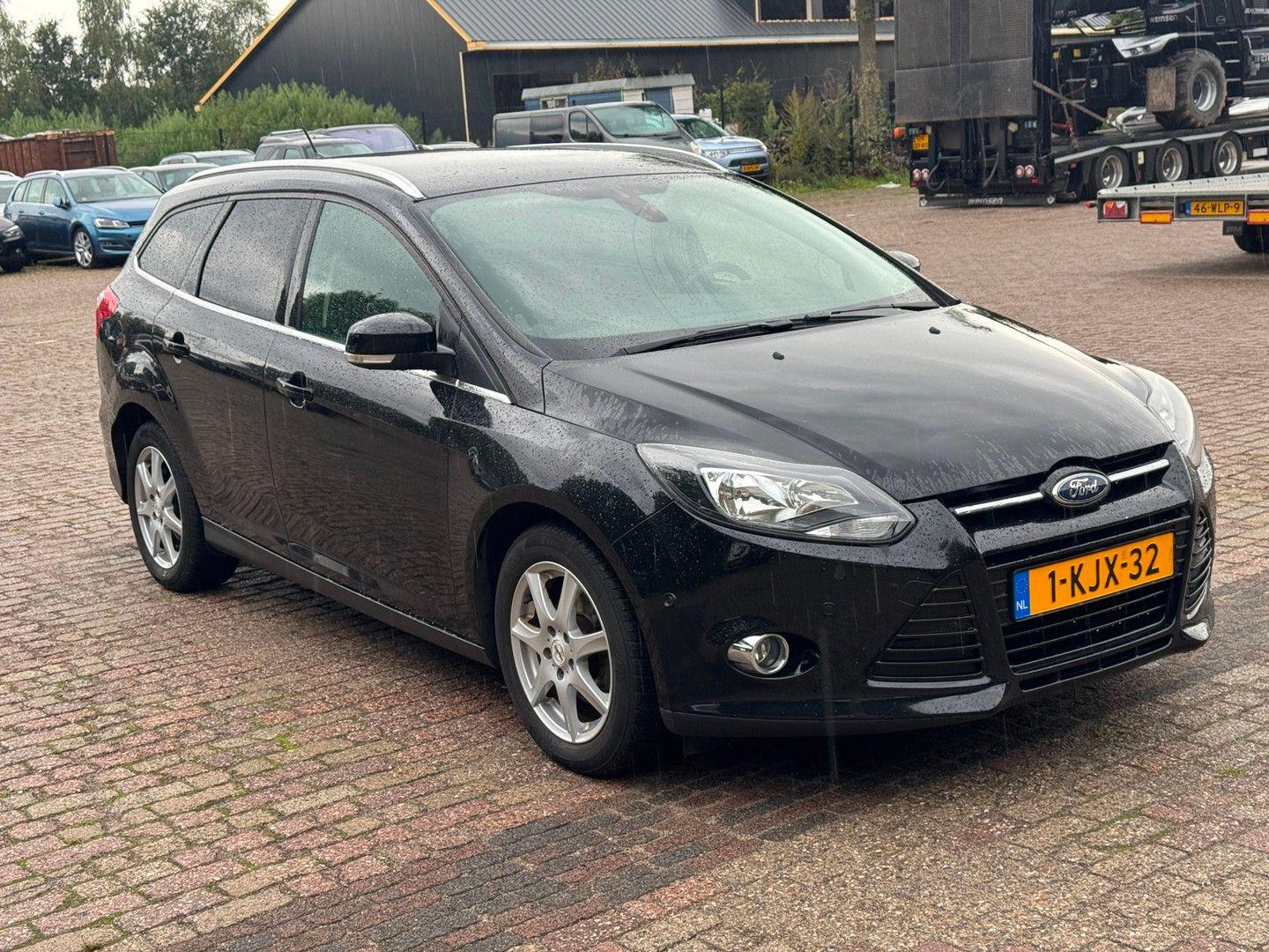 Ford Focus 2013 — interior
