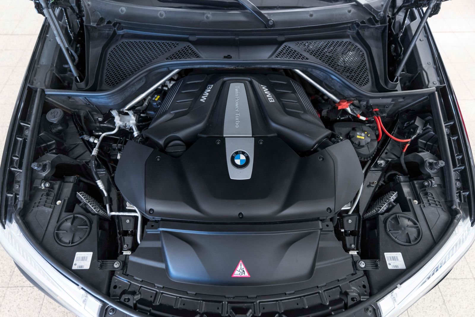 Fahrzeugabbildung BMW X6 xDrive50i M-SPORTPAKET 360° H&K ACC HUD TOTW