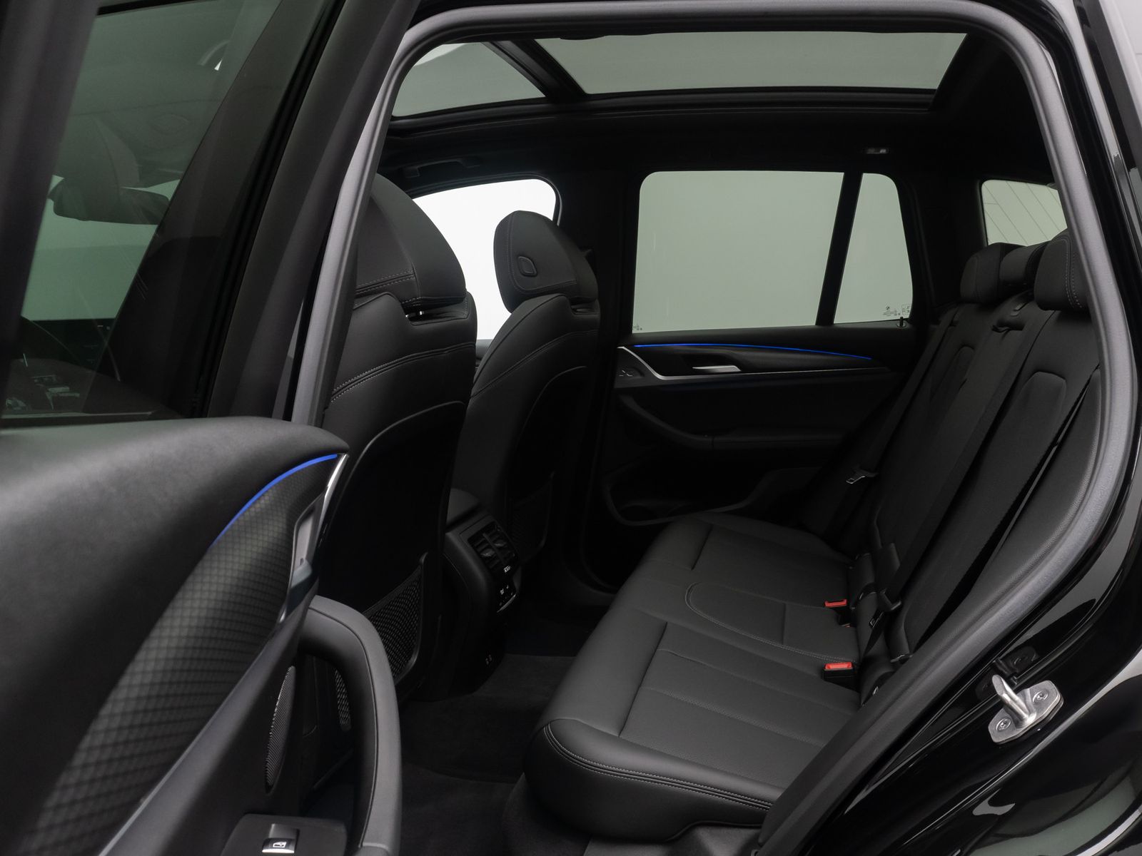 Fahrzeugabbildung BMW X3 xD30i M Sport AHK Kamera DAB HUD Panorama 20"