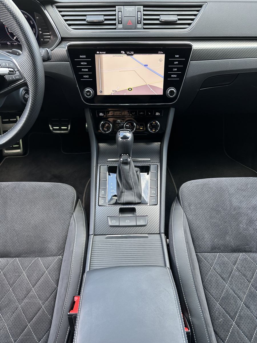 Fahrzeugabbildung SKODA Superb Combi 2.0 TDI DSG Sportline NAV+LED+AHK