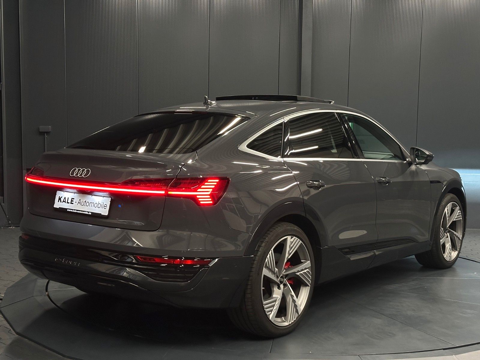 Audi Q8 e-tron - 1