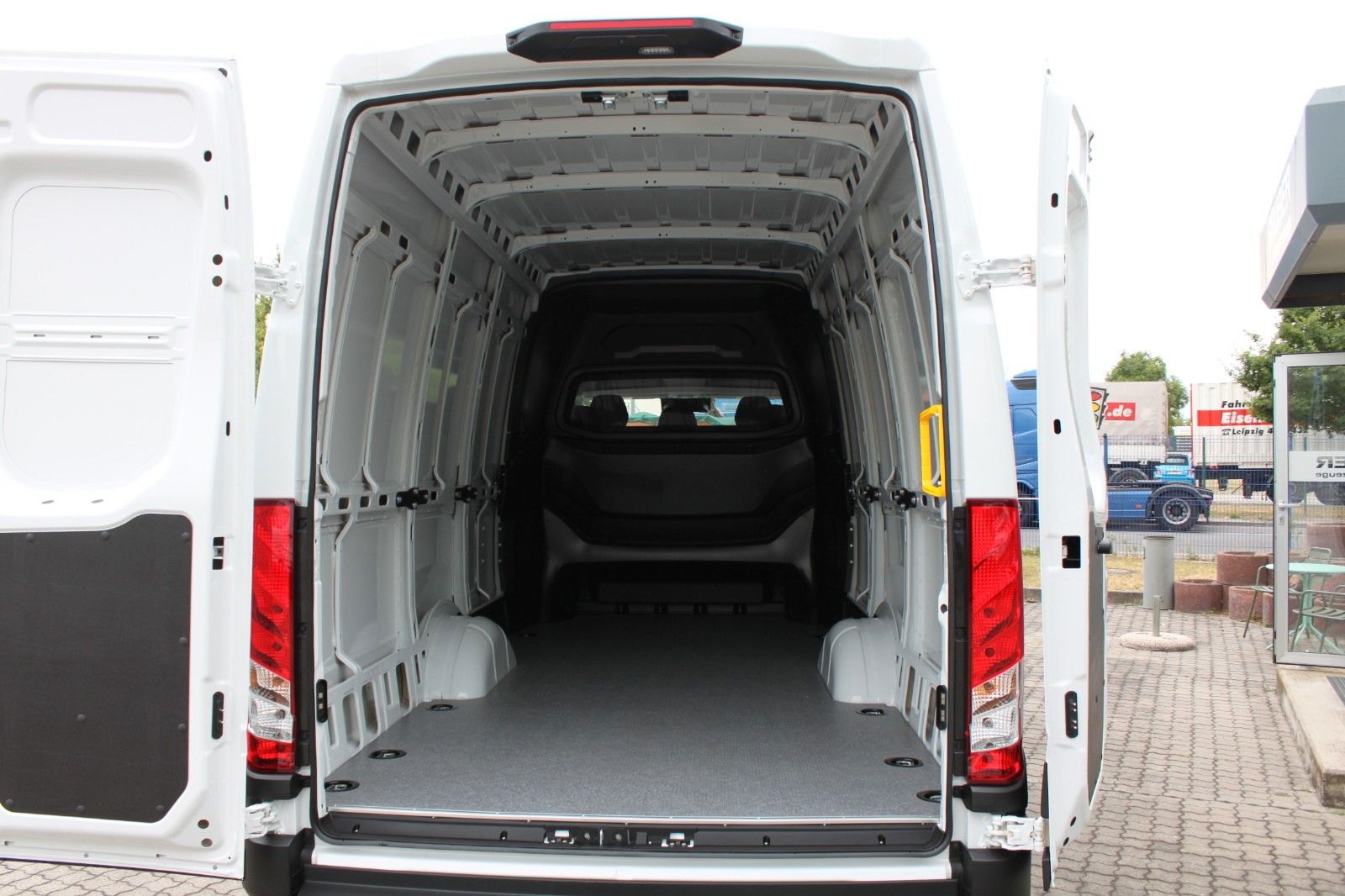 Fahrzeugabbildung Iveco Daily 35 S 18HA8 CRV teilverglast