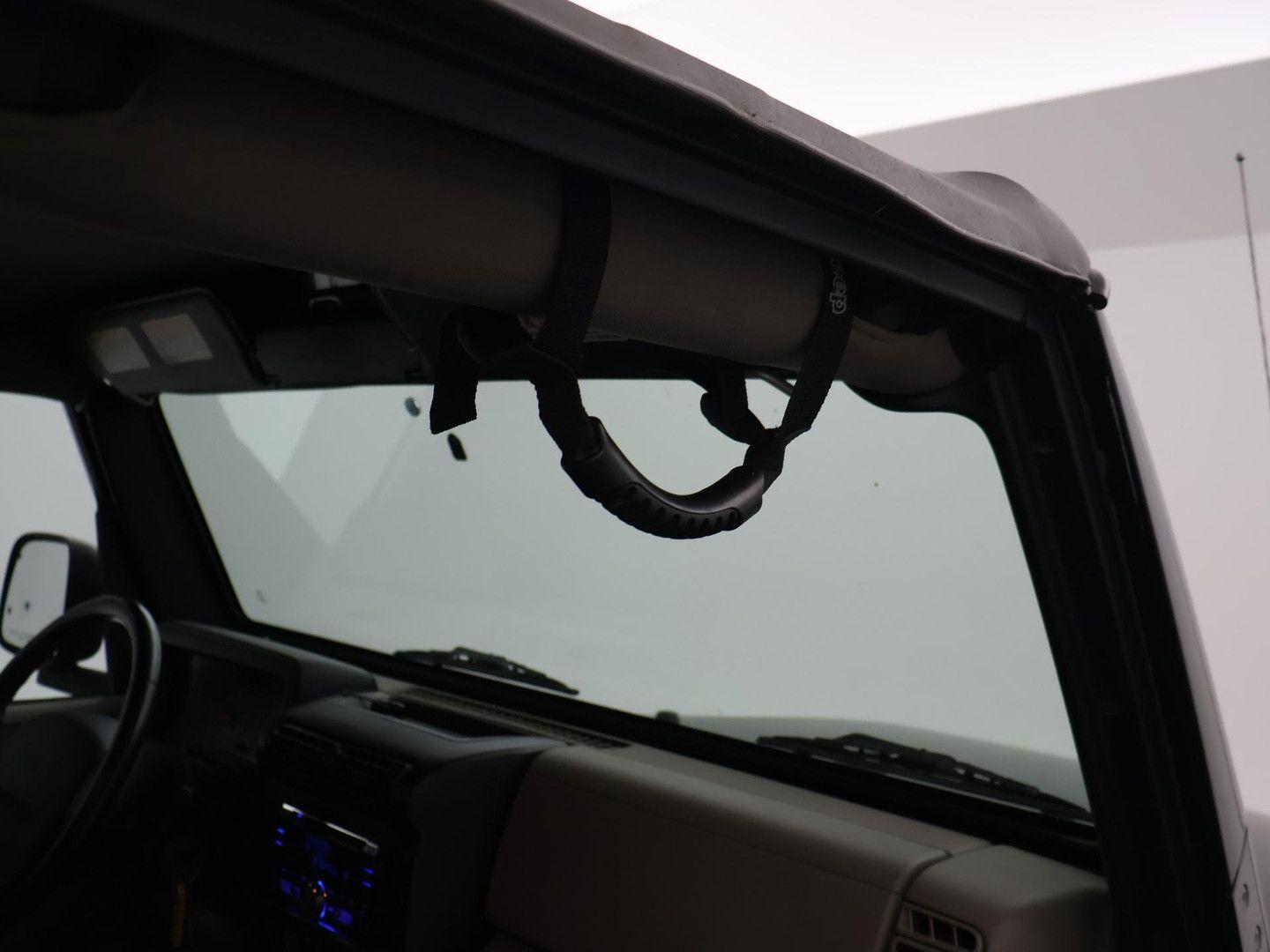 Jeep Wrangler Sahara 4.0i | 177 ch | BVM | Capote souple | Attelage | Pneus BFGoodrich All-Terrain | Bluetooth/DAB