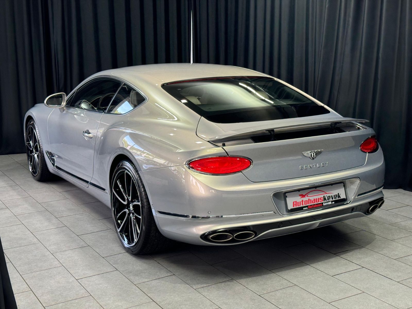 Fahrzeugabbildung Bentley Continental GT 6.0 W12 4WD AKRAPOVIC MASSAGE