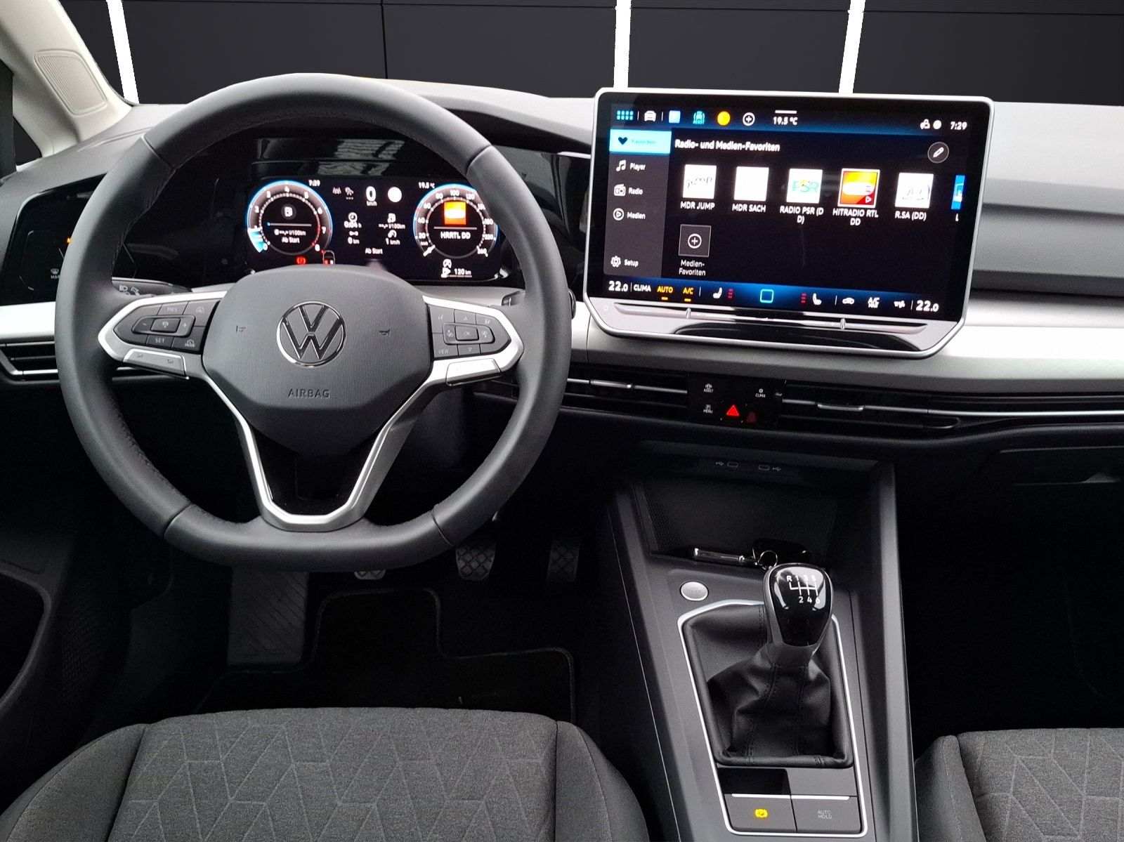 Fahrzeugabbildung Volkswagen Golf VIII TSI Life Standhzg LED Navi AID ACC RFK