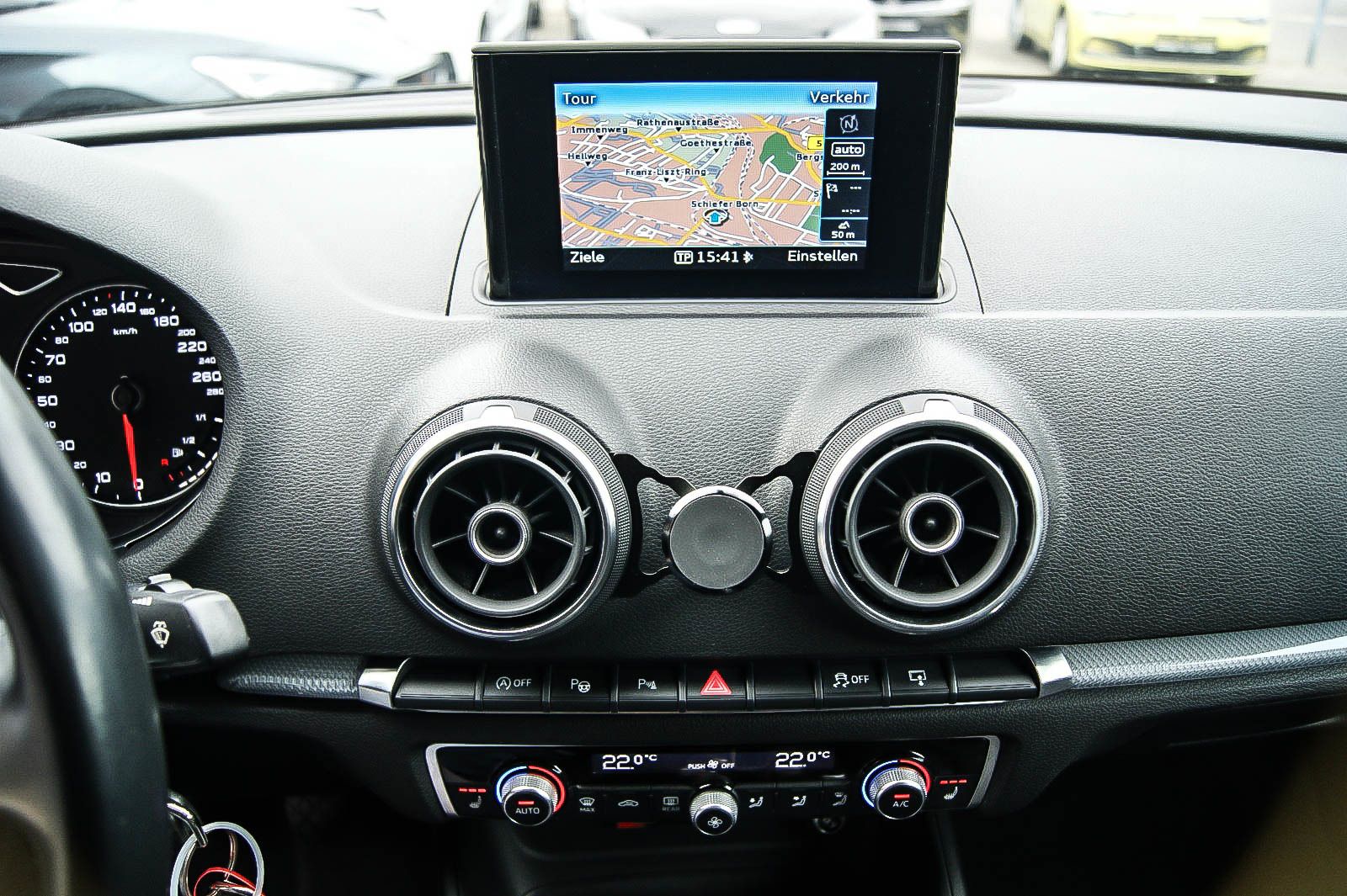 Fahrzeugabbildung Audi A3 Limousine 1.4 TFSI S-LINE NAVIGATION XENON 18