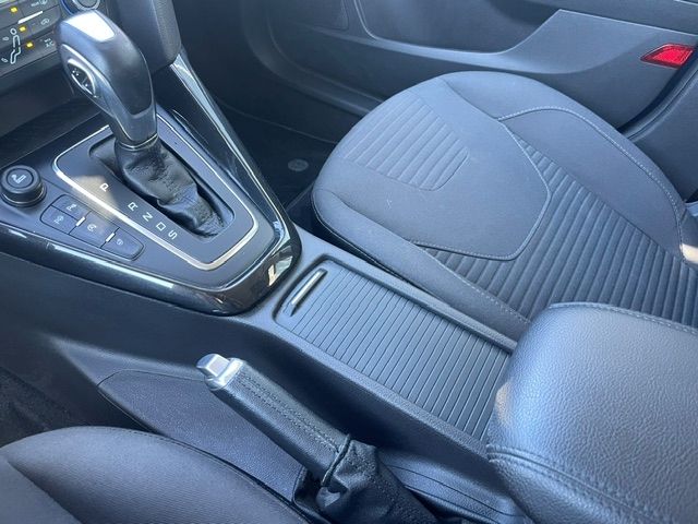 Fahrzeugabbildung Ford Focus Zahnriemen NEU Klimaautomatik Navi SHZ AHK