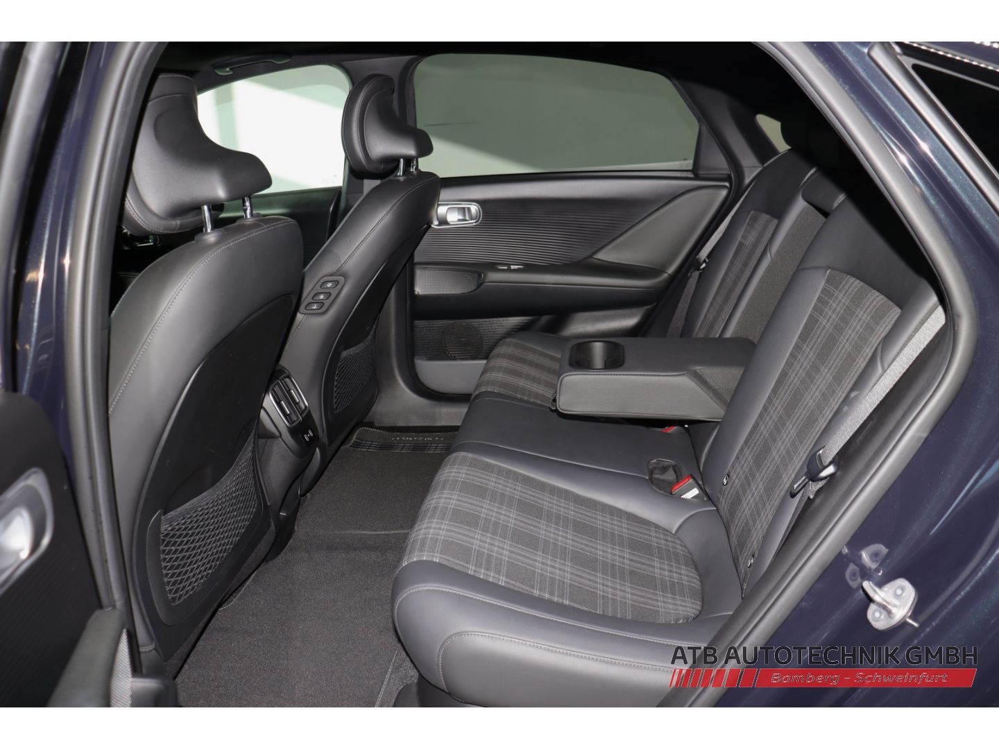 Fahrzeugabbildung Hyundai IONIQ 6 First Edition 77,4 kWh 4WD SOH 95,8% Nav