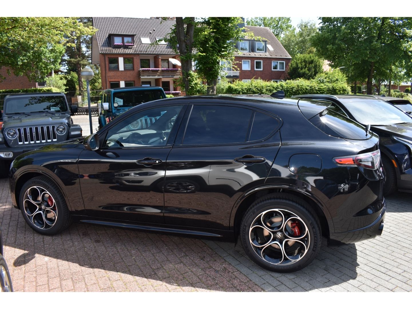 Fahrzeugabbildung Alfa Romeo Stelvio Veloce Q4 2.0 Turbo 16V - Panoramadach