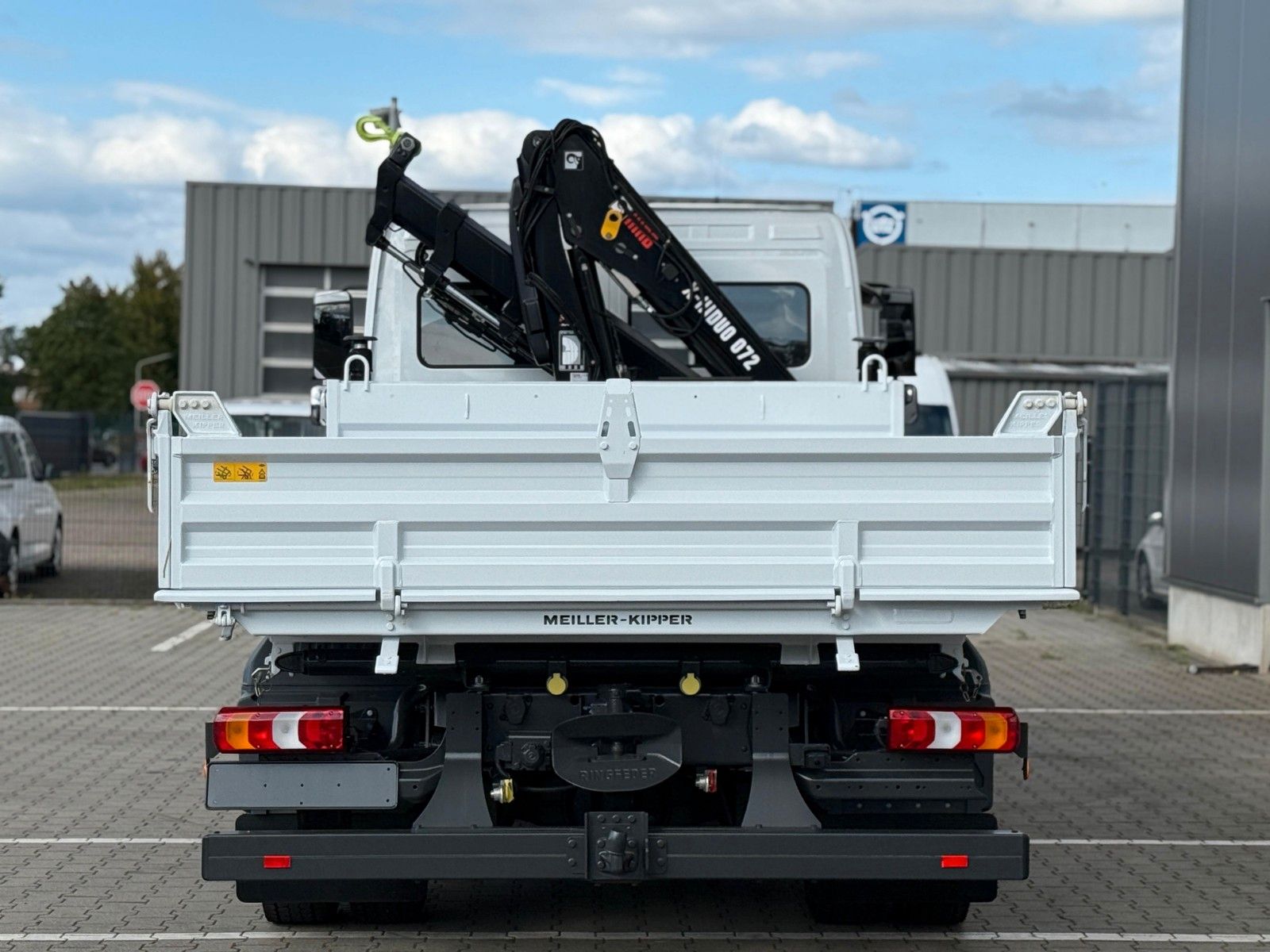 Fahrzeugabbildung Mercedes-Benz 923 Atego Dreiseitenkipper MEILLER HIAB 072 DS2
