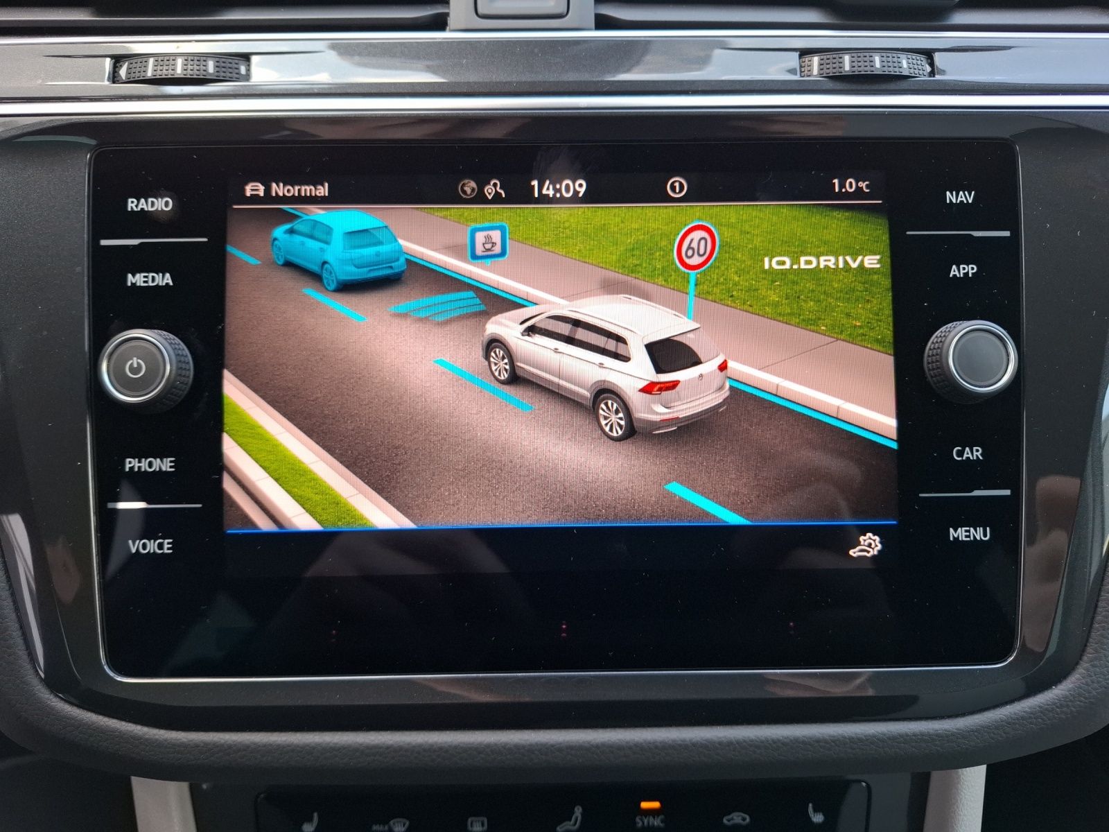 Fahrzeugabbildung Volkswagen Tiguan TSI Elegance DSG 4M Matrix Navi AID ACC R