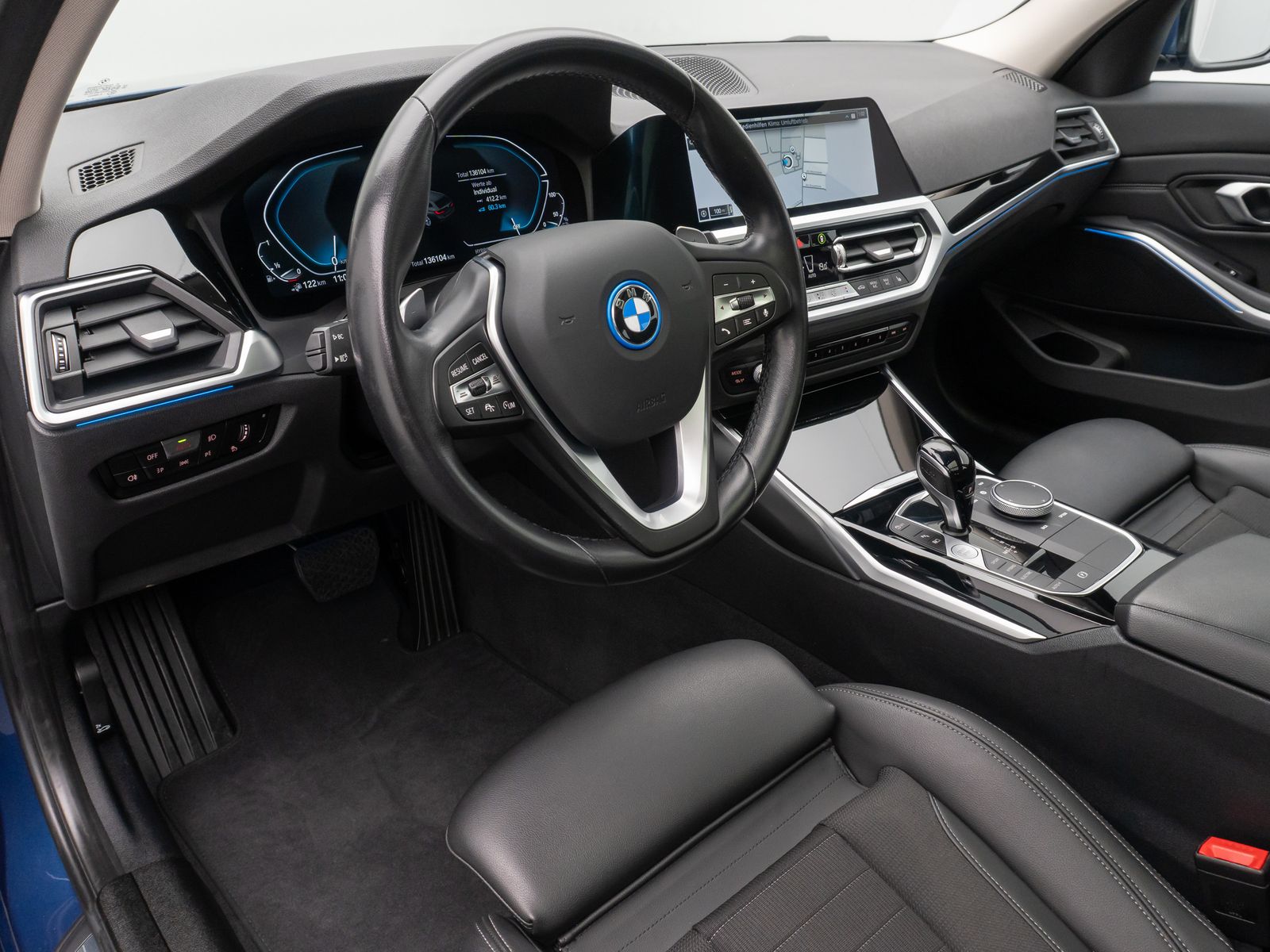 Fahrzeugabbildung BMW 330e xD Sport Line ACC Kamera DAB AHK Panorama