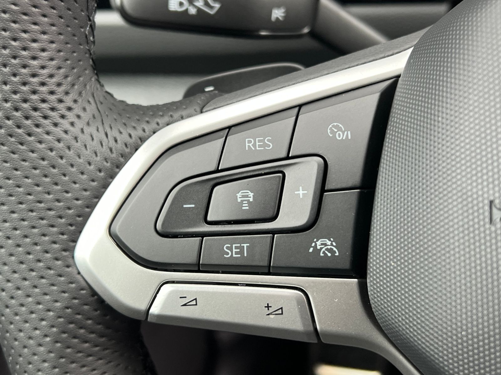 Fahrzeugabbildung Volkswagen T-Roc R-Line 2.0 TSI DSG 4MOTION *AHK, IQ.Light,