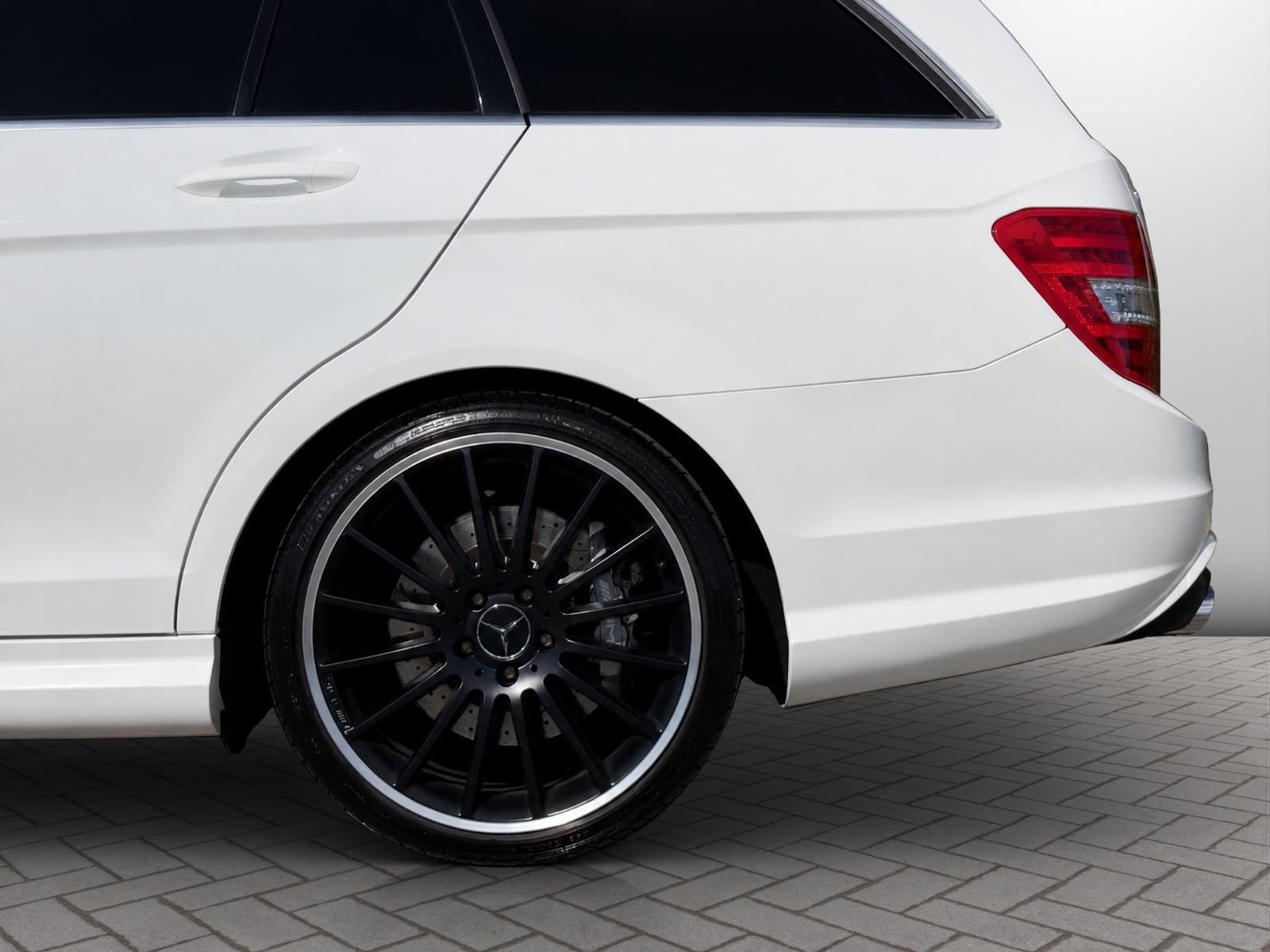 Mercedes C63 AMG Break 6.2 V8 457 ch • Speedshift MCT • Toit ouvrant • GPS • Bi-Xénon • 19"