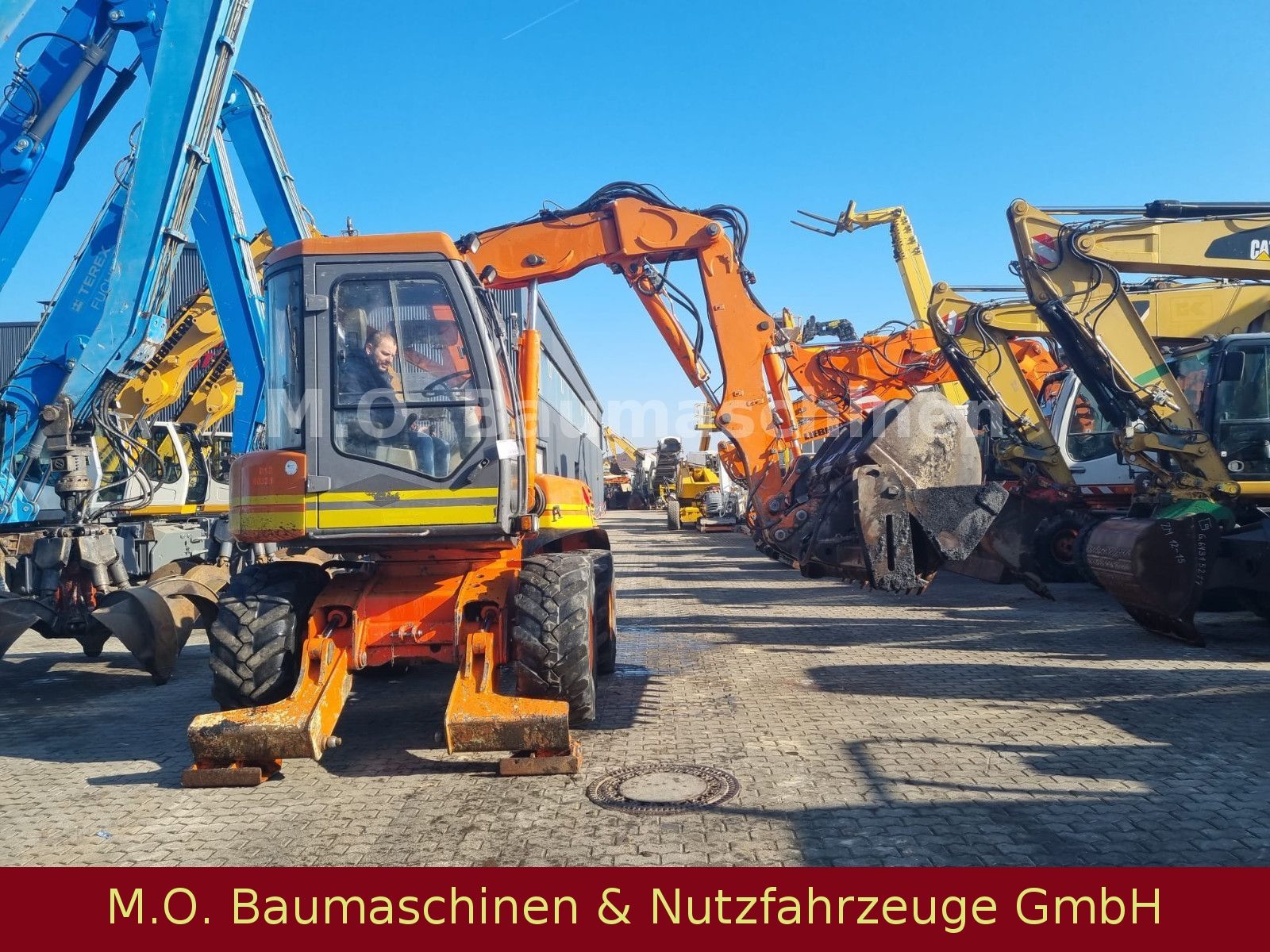 Fahrzeugabbildung MECALAC 12 MTX  / Klappschaufel / Gabel / 3x Tieflöffel