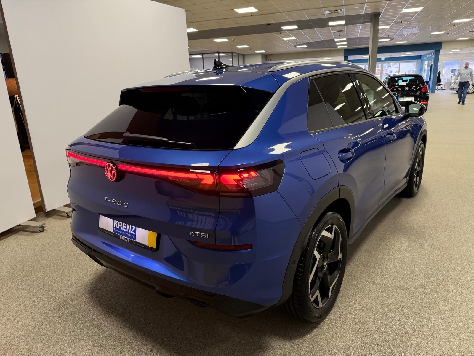 Fahrzeugabbildung Volkswagen T-Roc 1.5 eTSI DSG R-Line+AHK+ACC+TOTWINKEL+RFK+