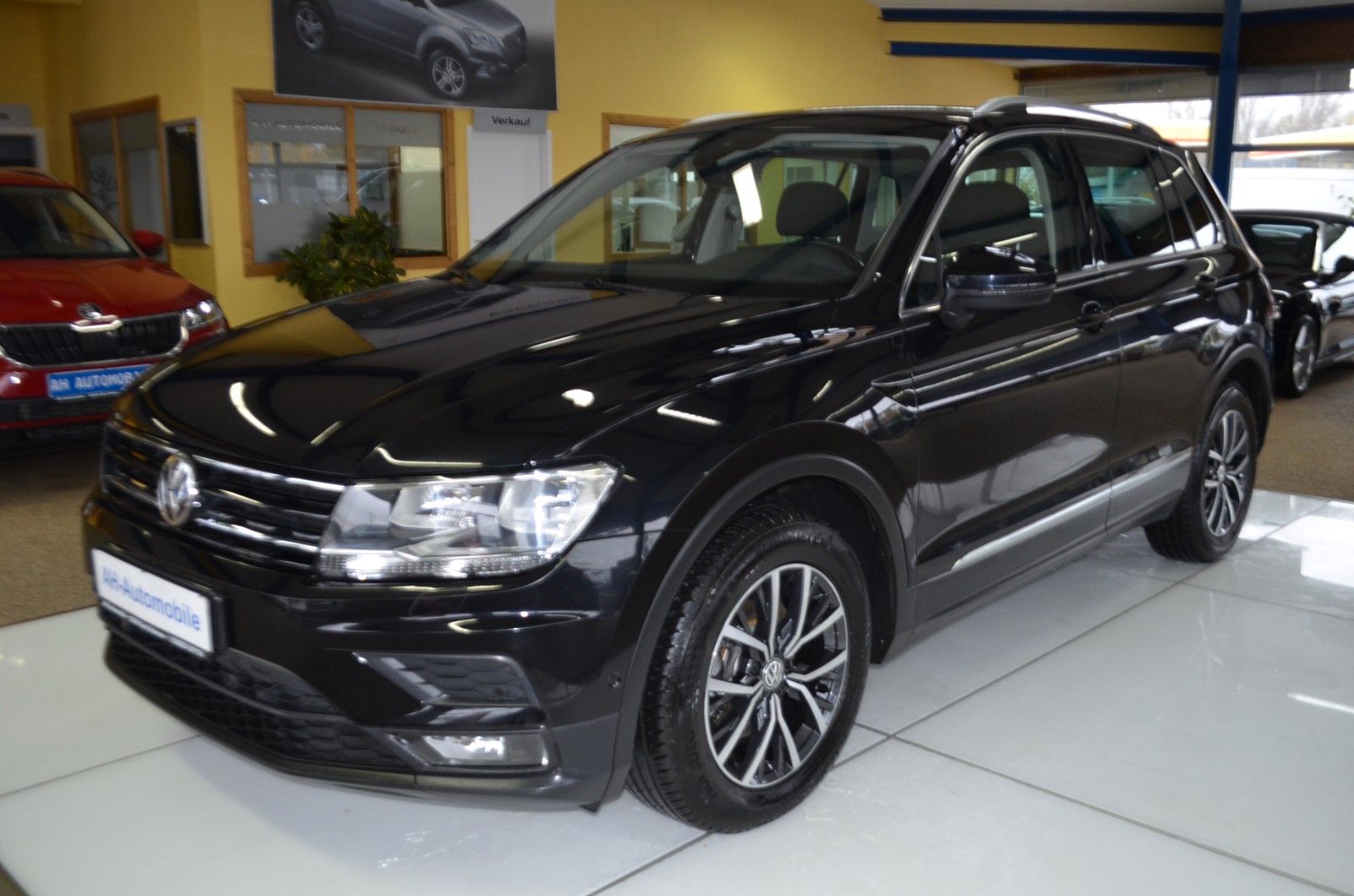 Volkswagen Tiguan - 1