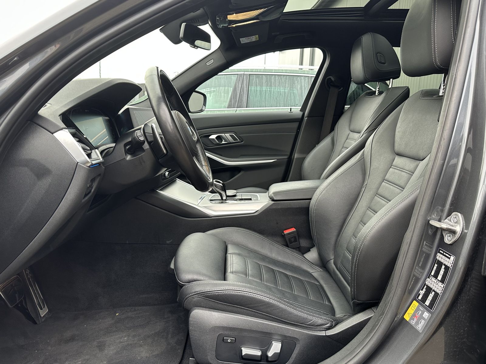 Fahrzeugabbildung BMW 320e Touring xDrive M-Sport NAV+LED+PANO+MEMORY